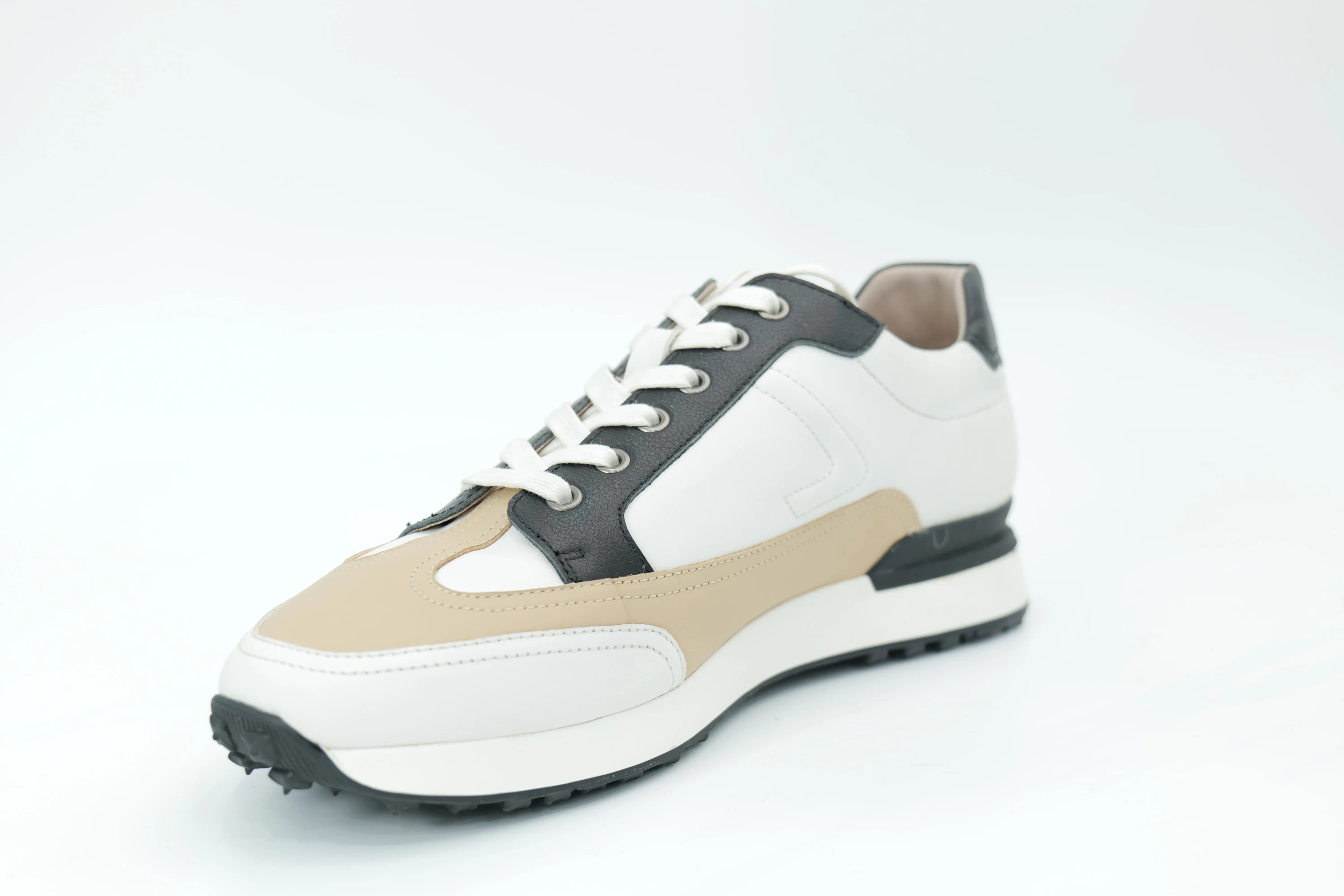 Sports shoes