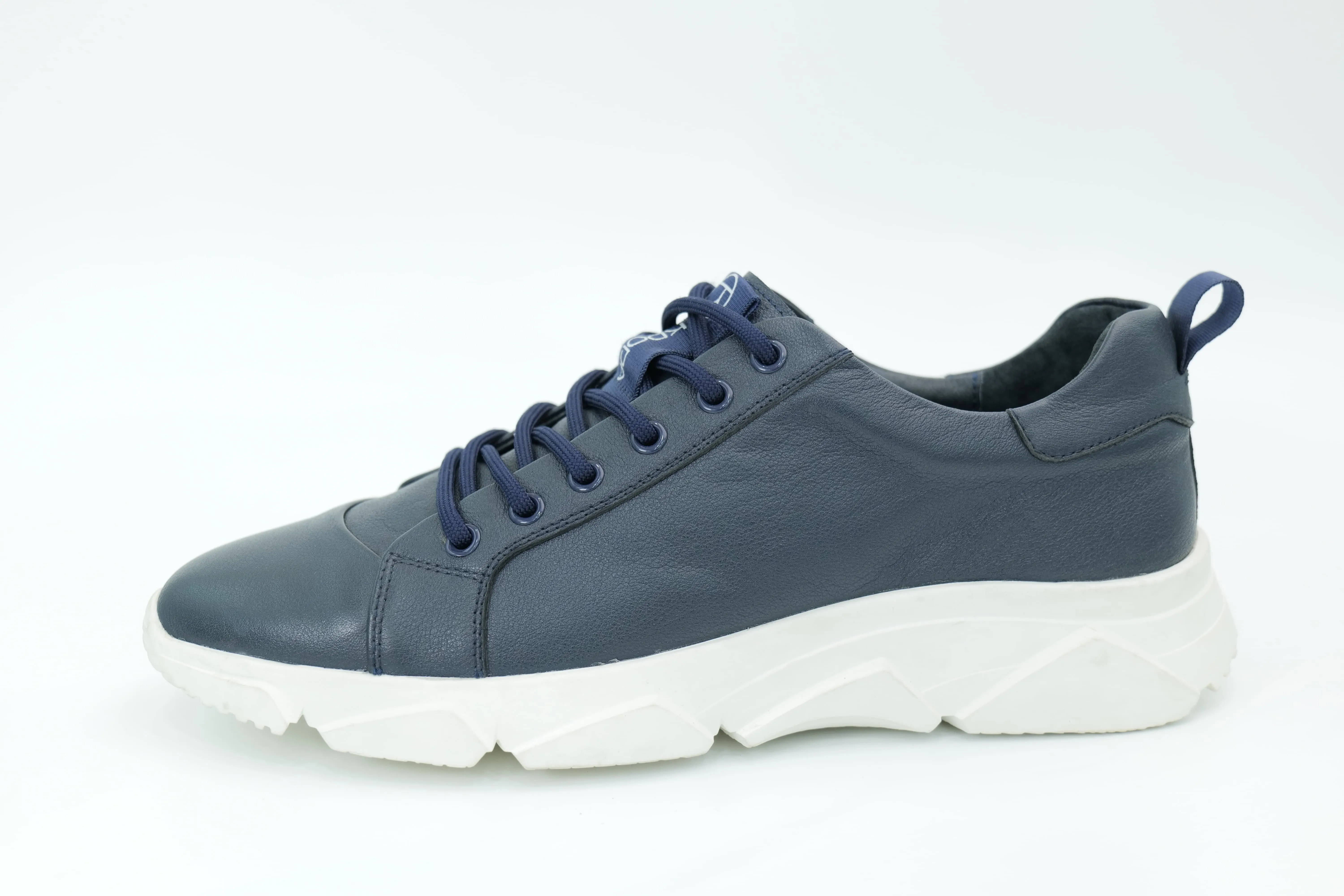 Sports shoes