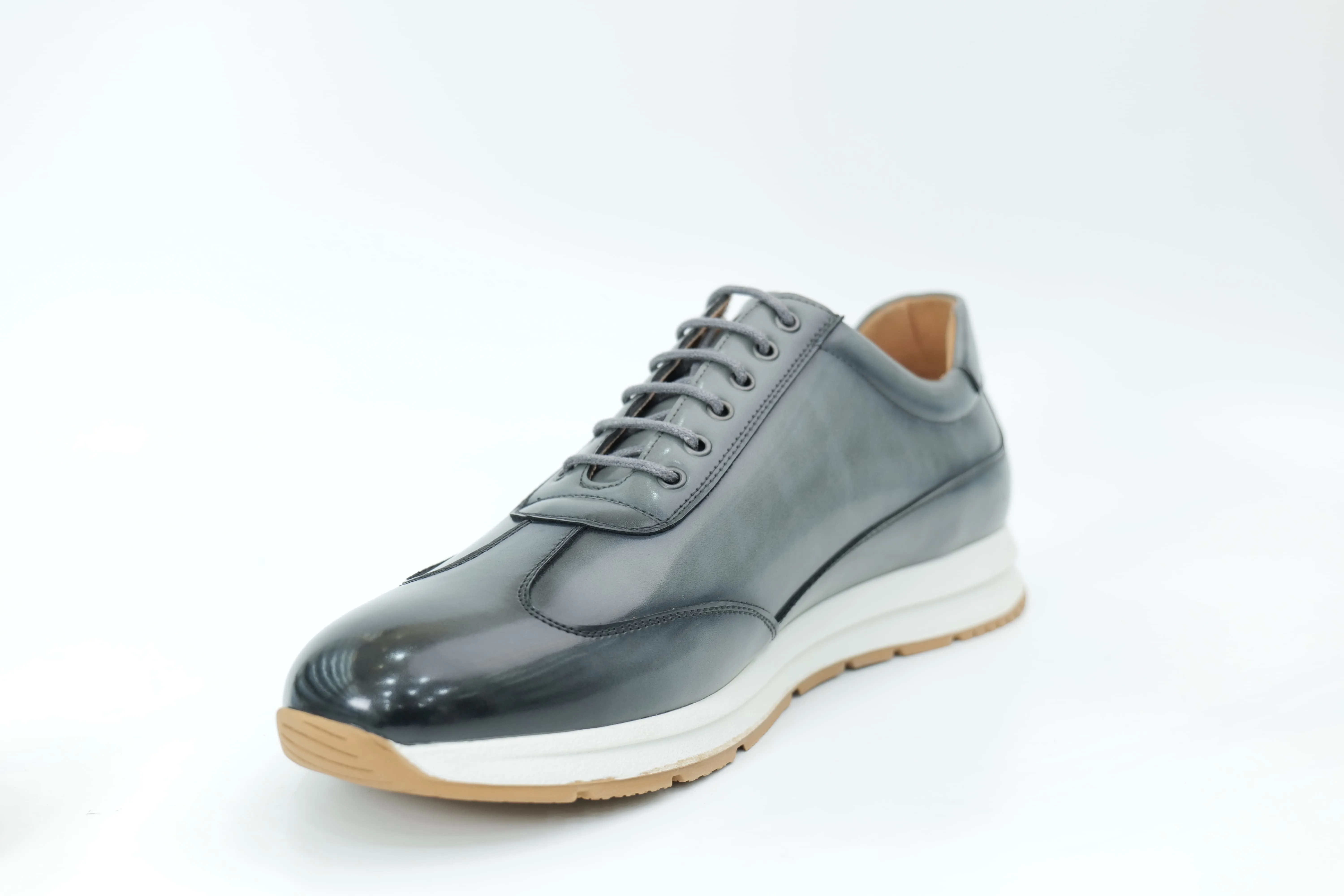 Sports shoes