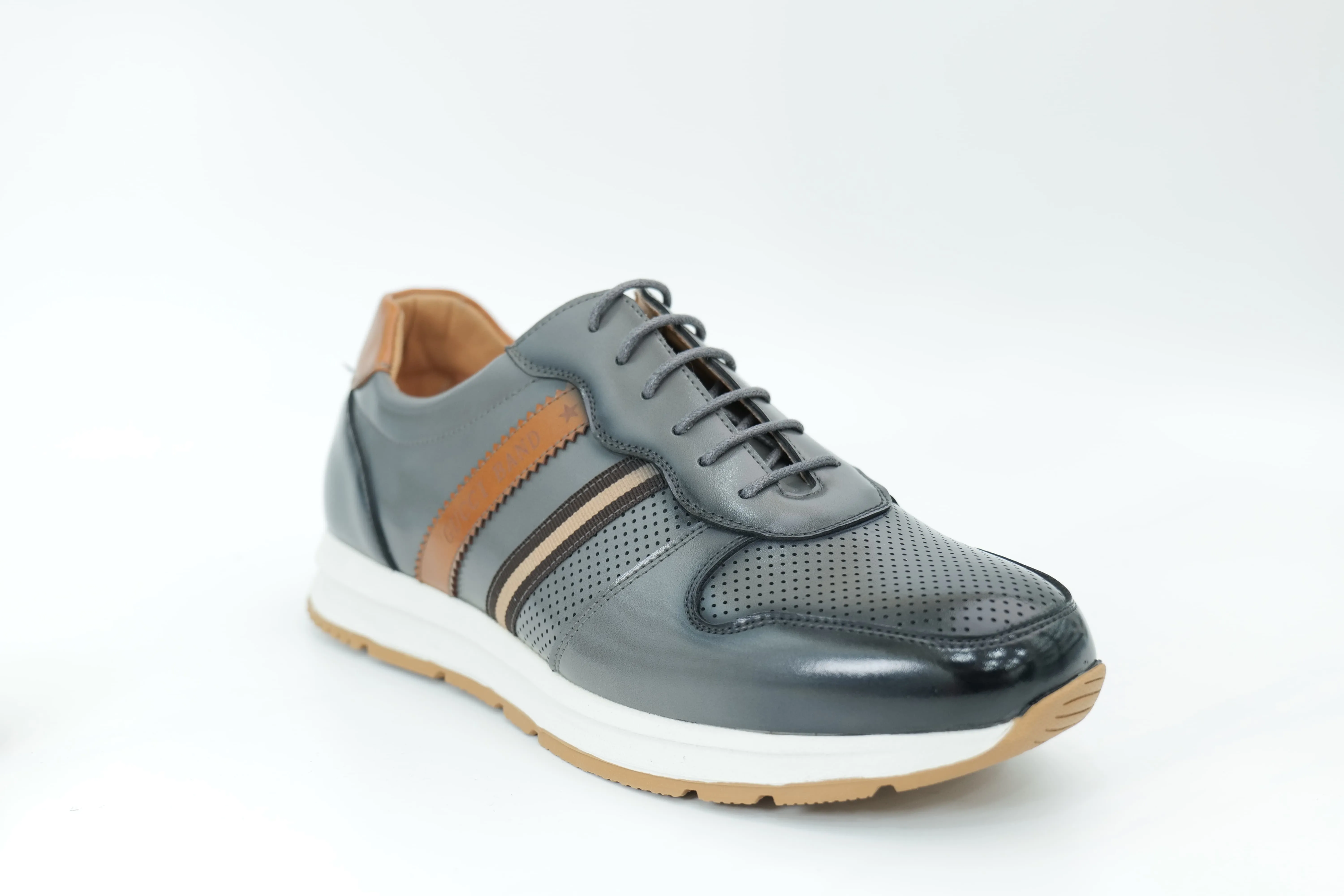 Sports shoes