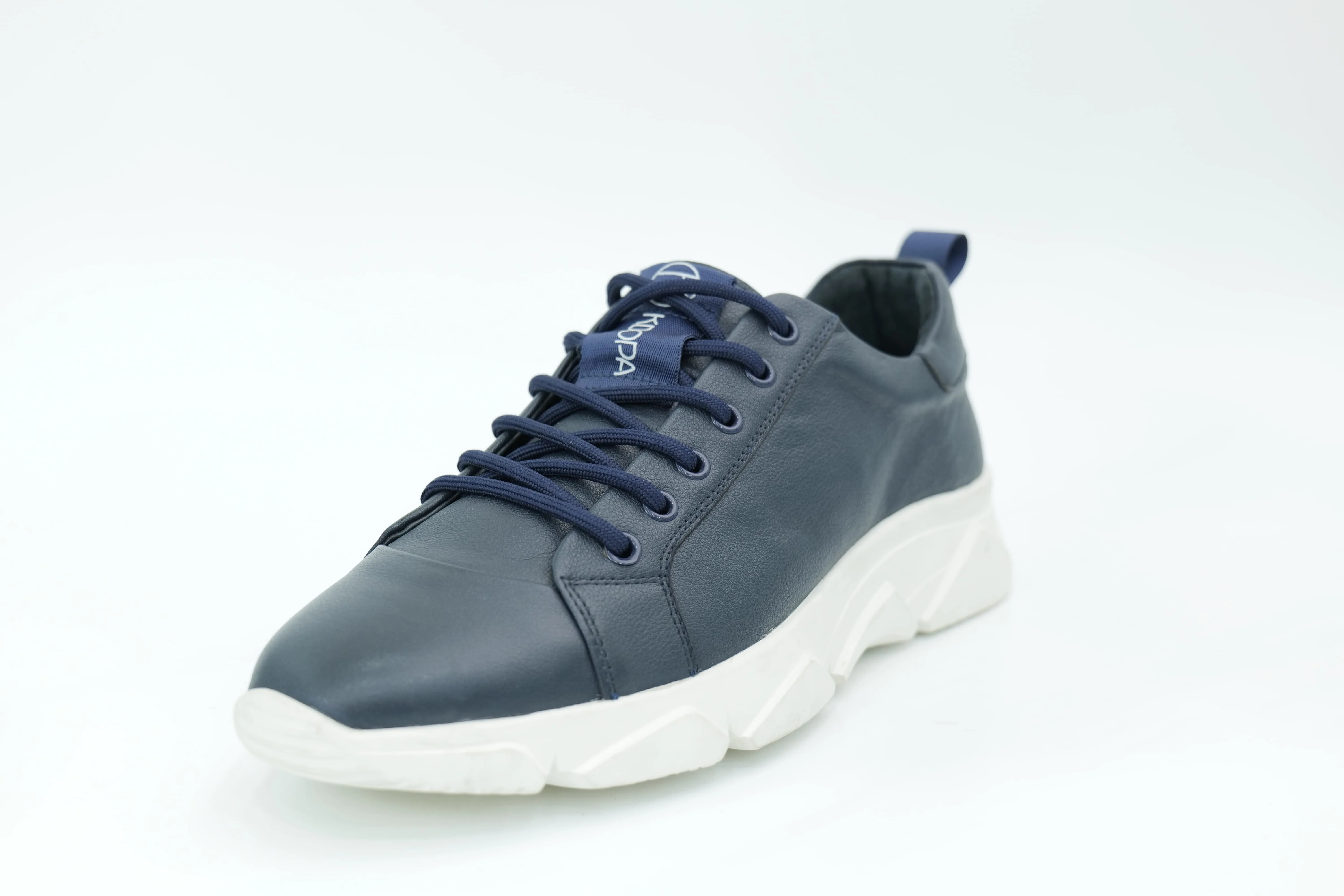 Sports shoes