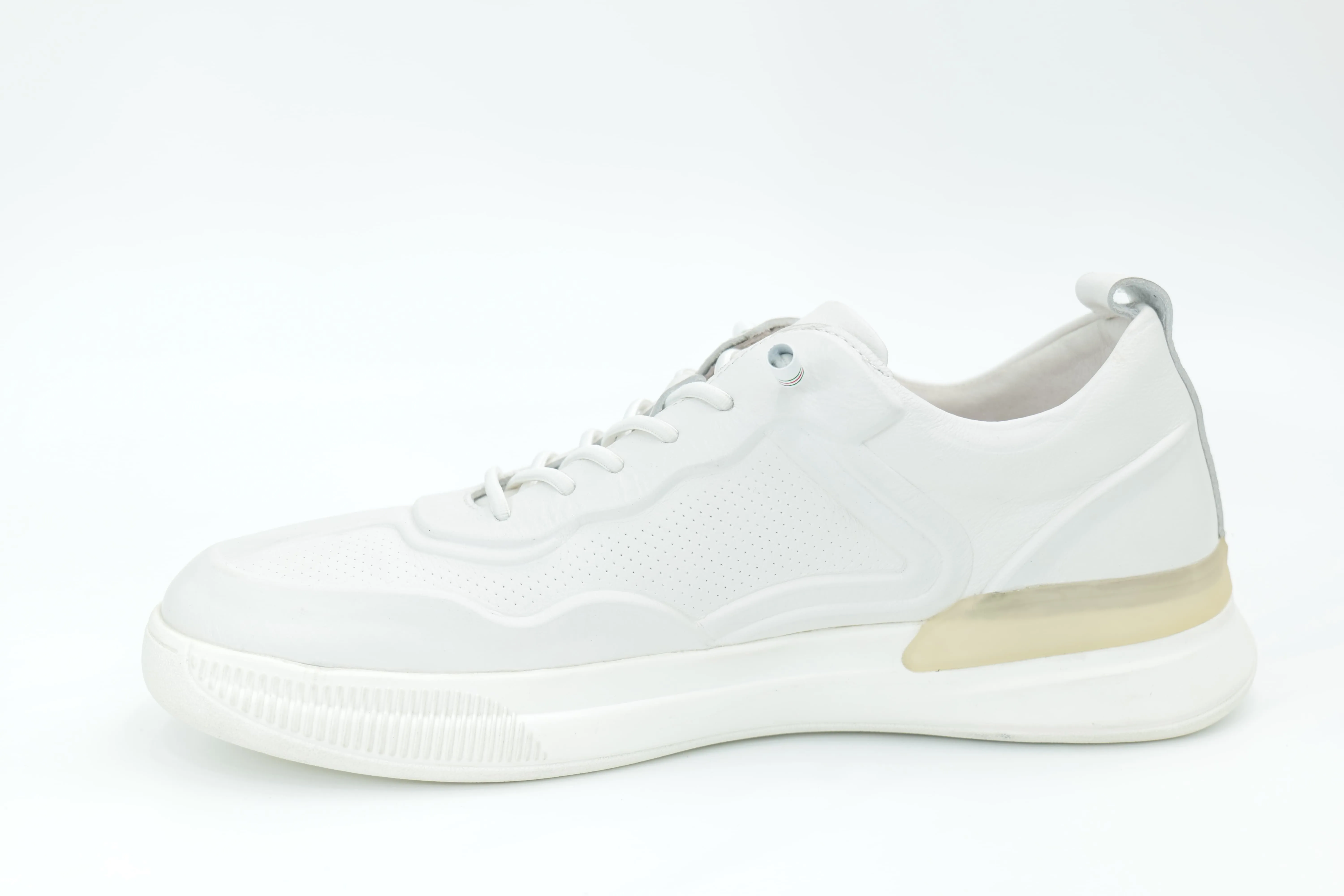 Sports shoes