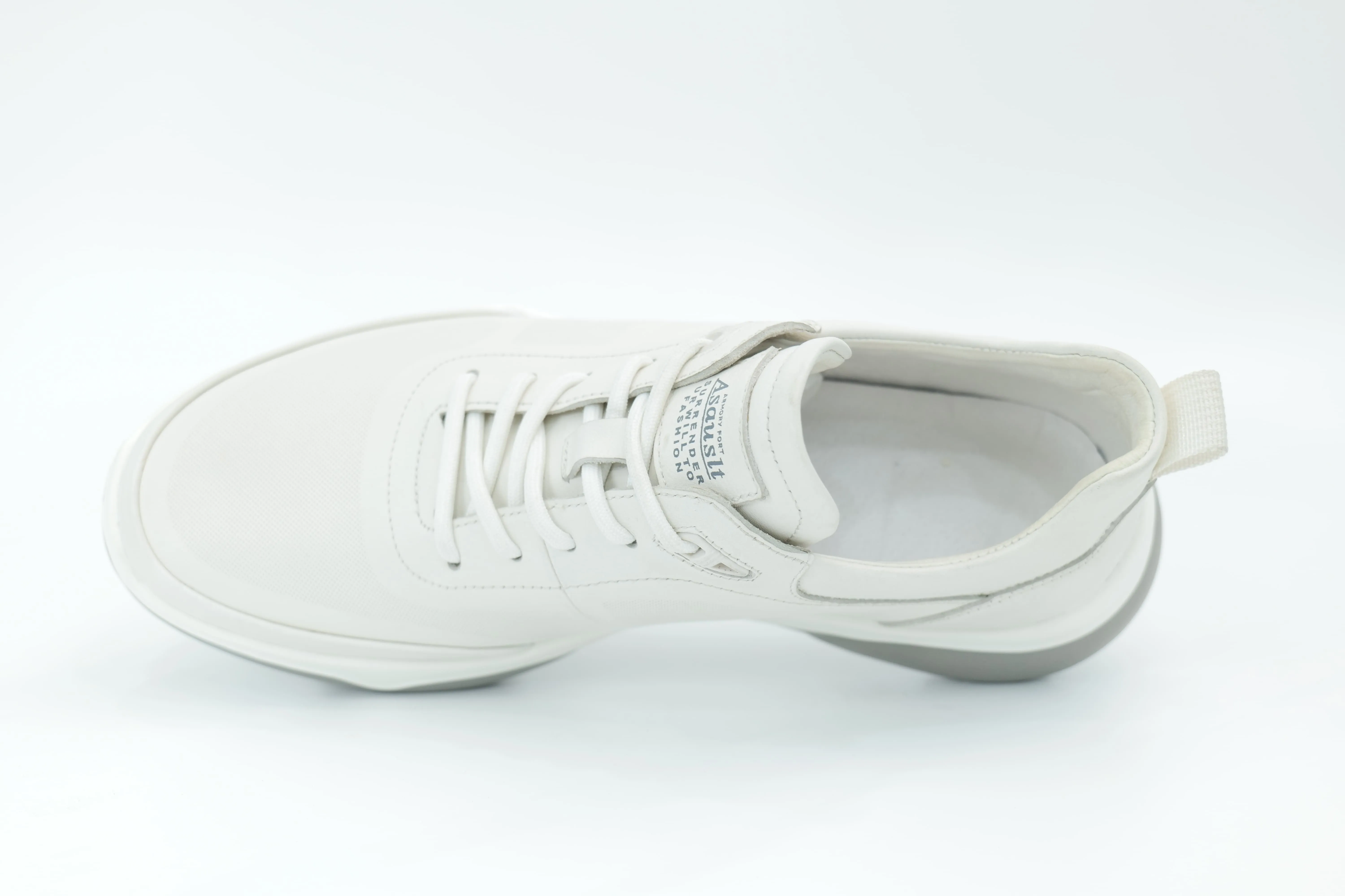 Sports shoes