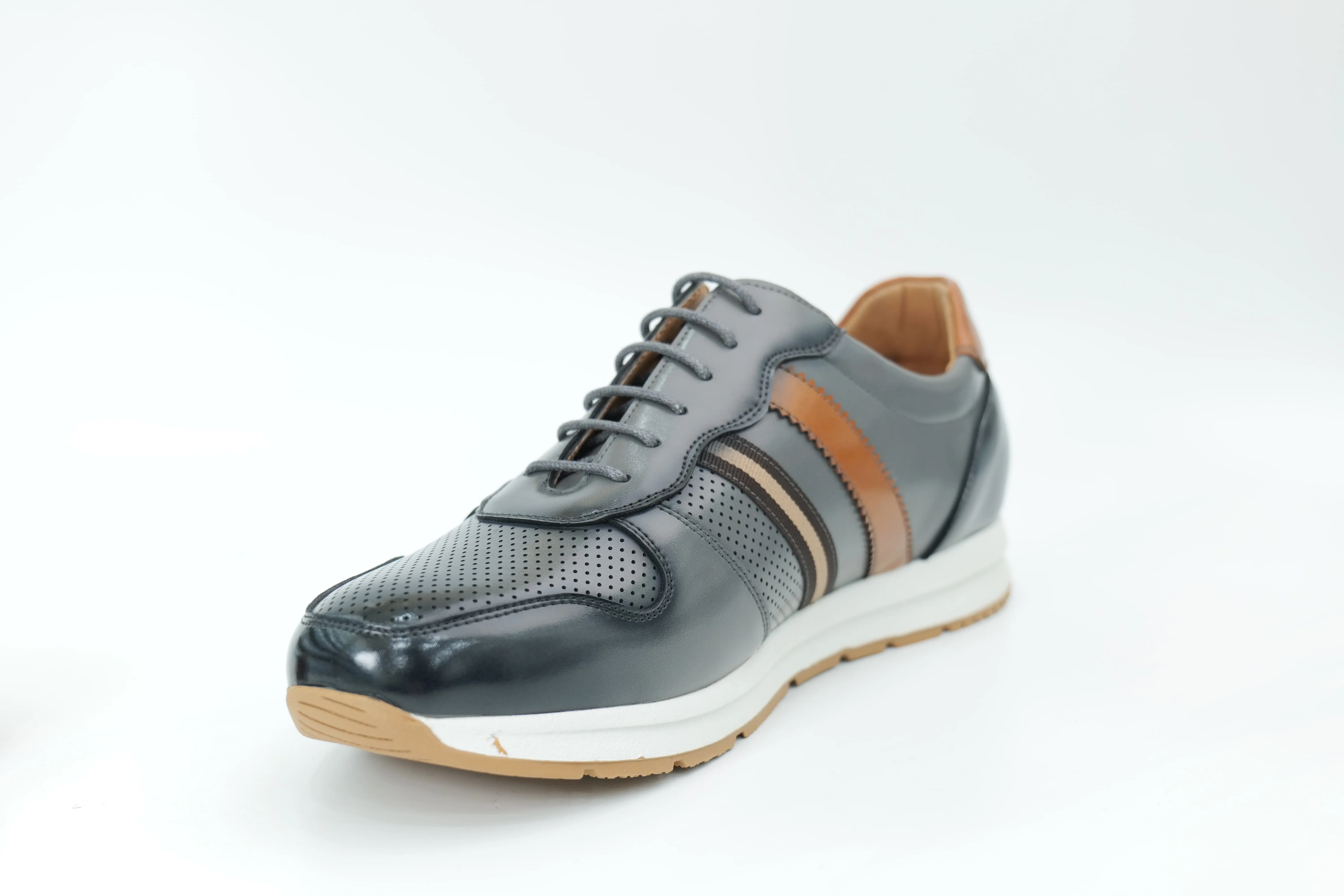 Sports shoes