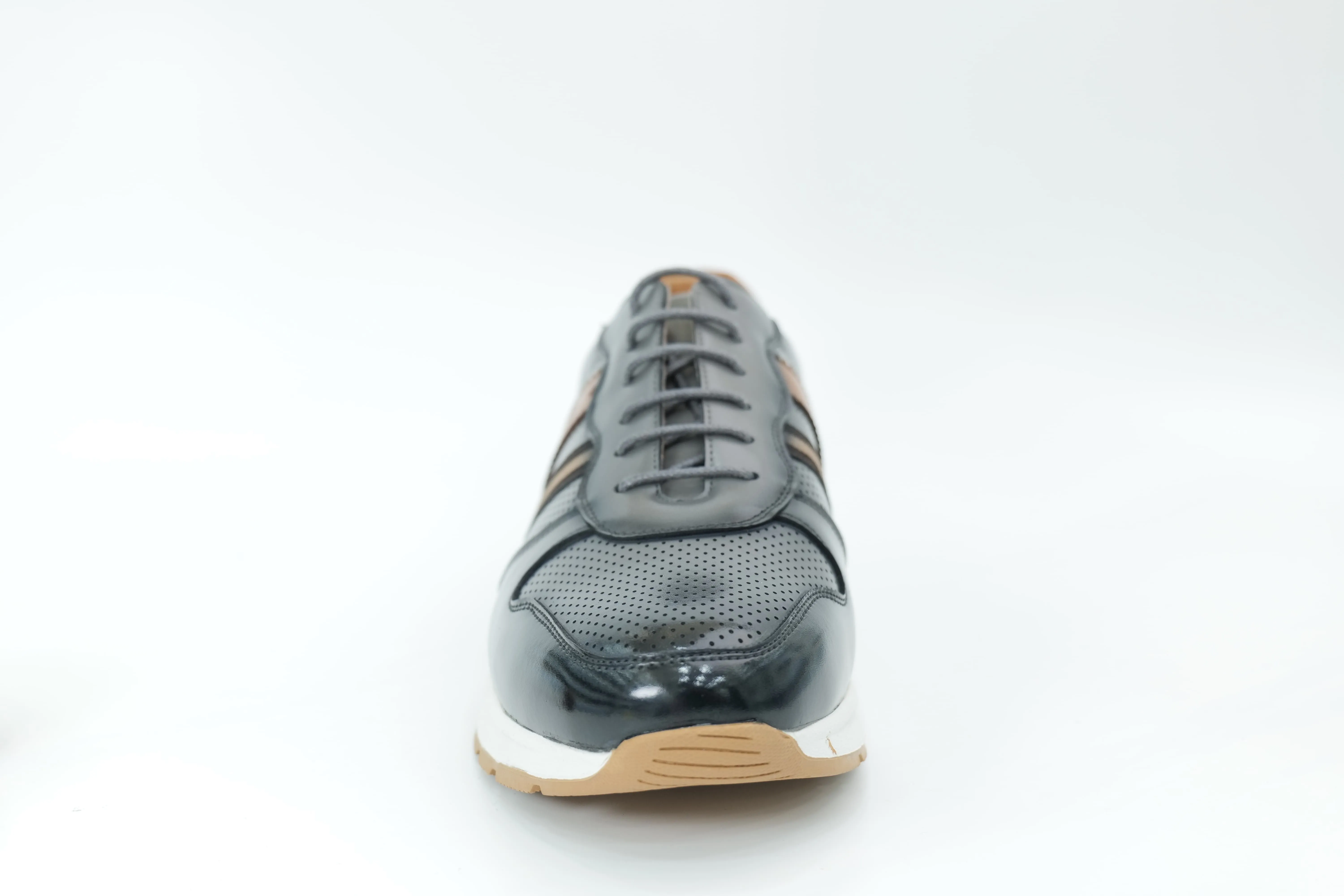Sports shoes