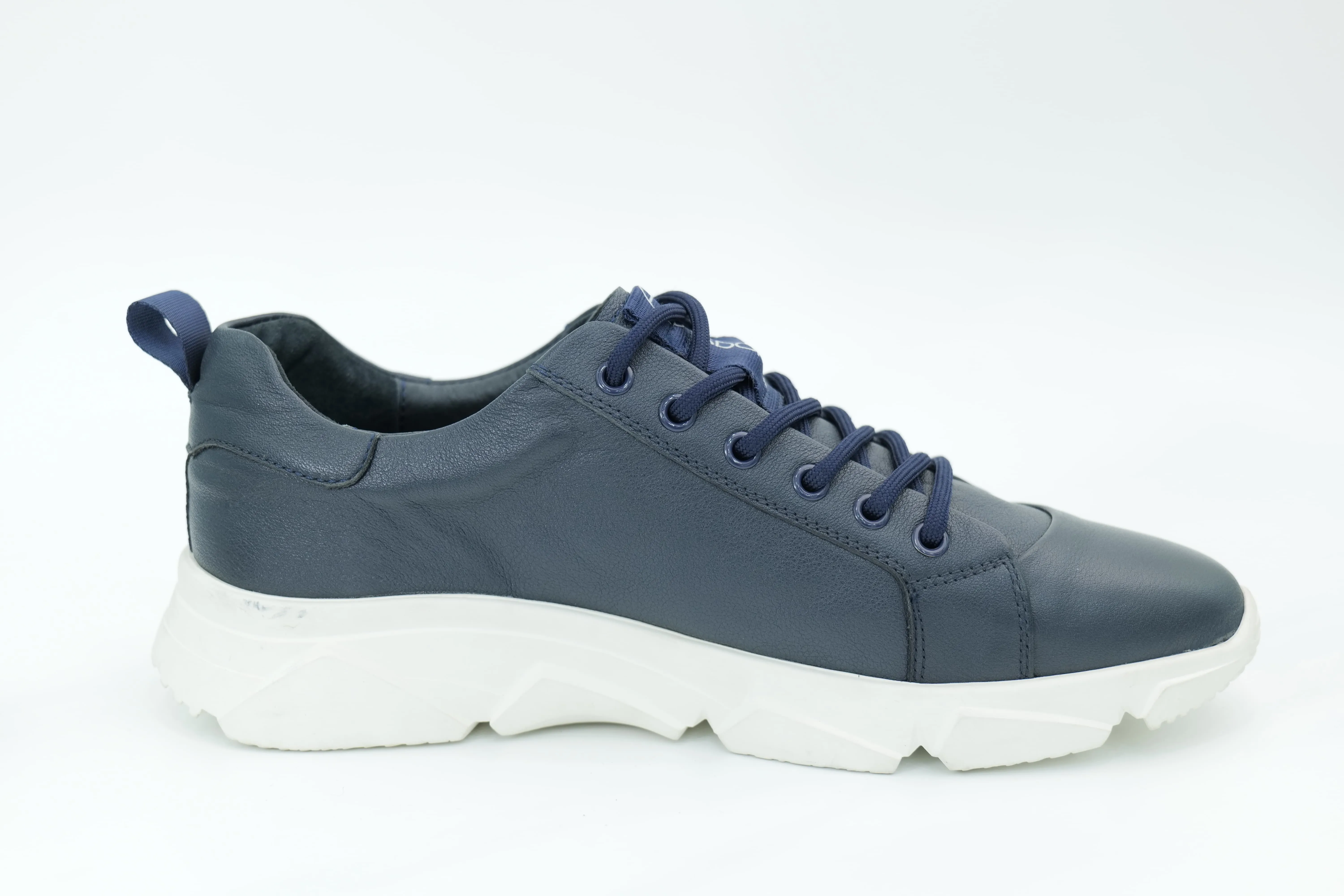 Sports shoes
