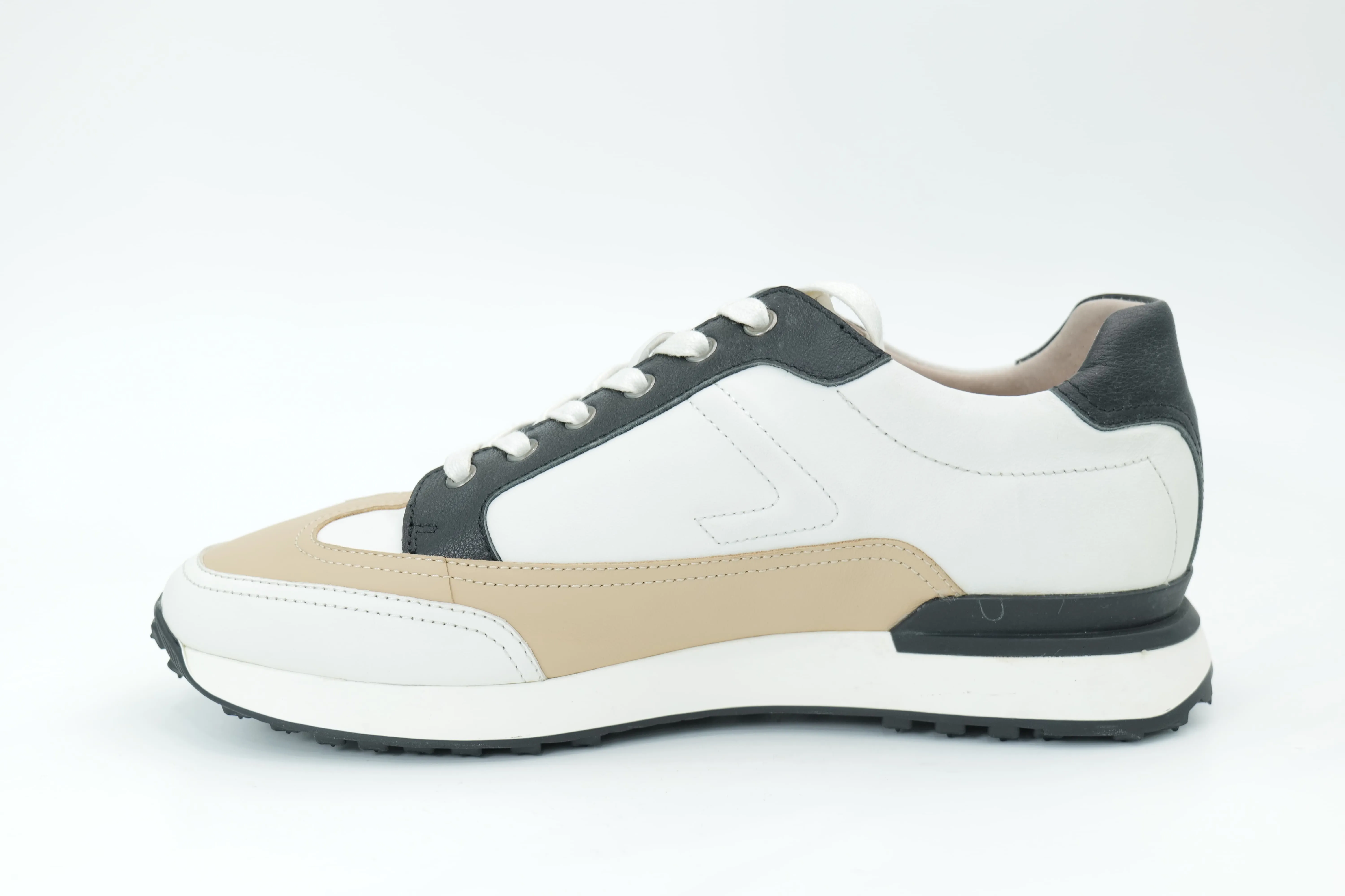Sports shoes