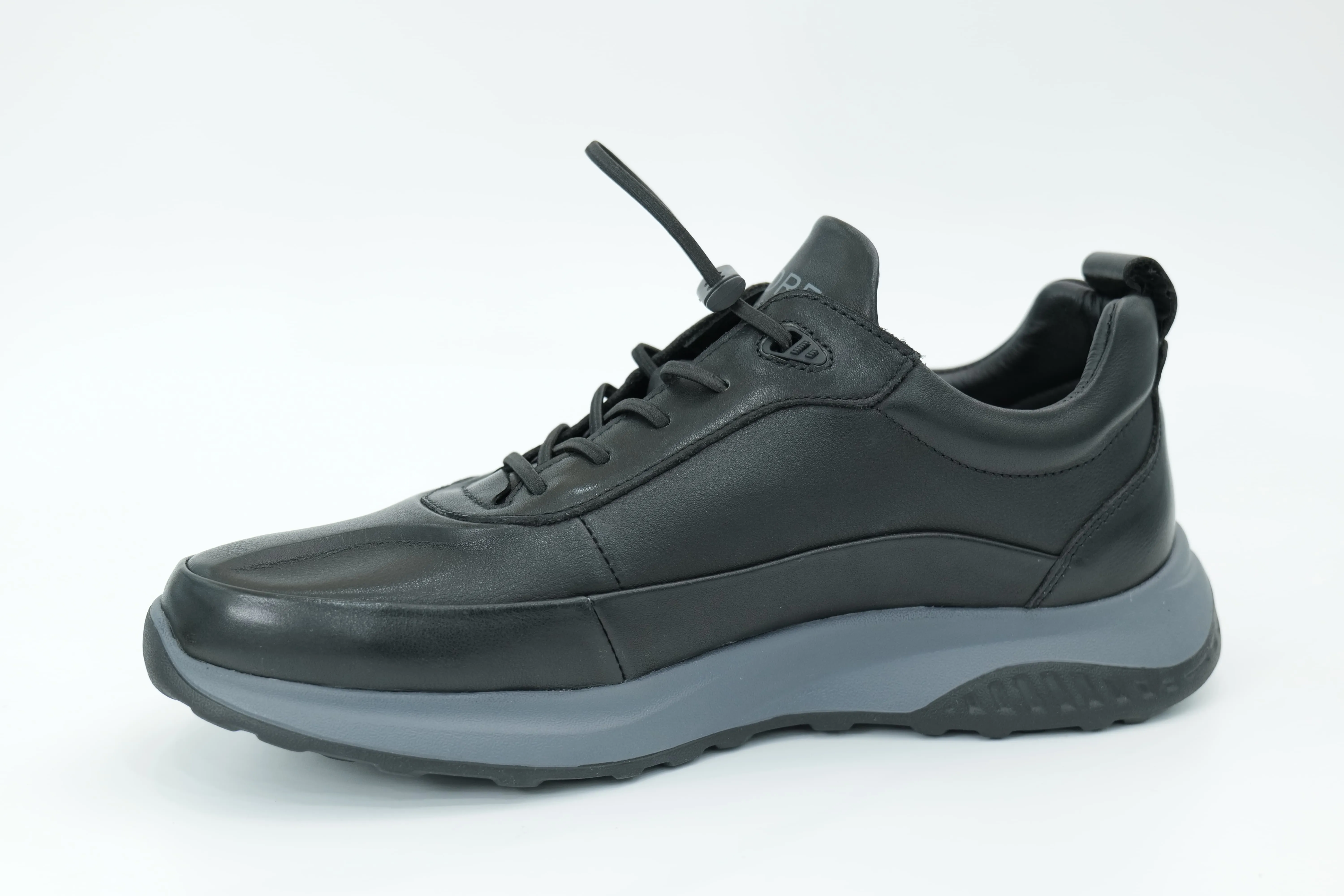 Sports shoes