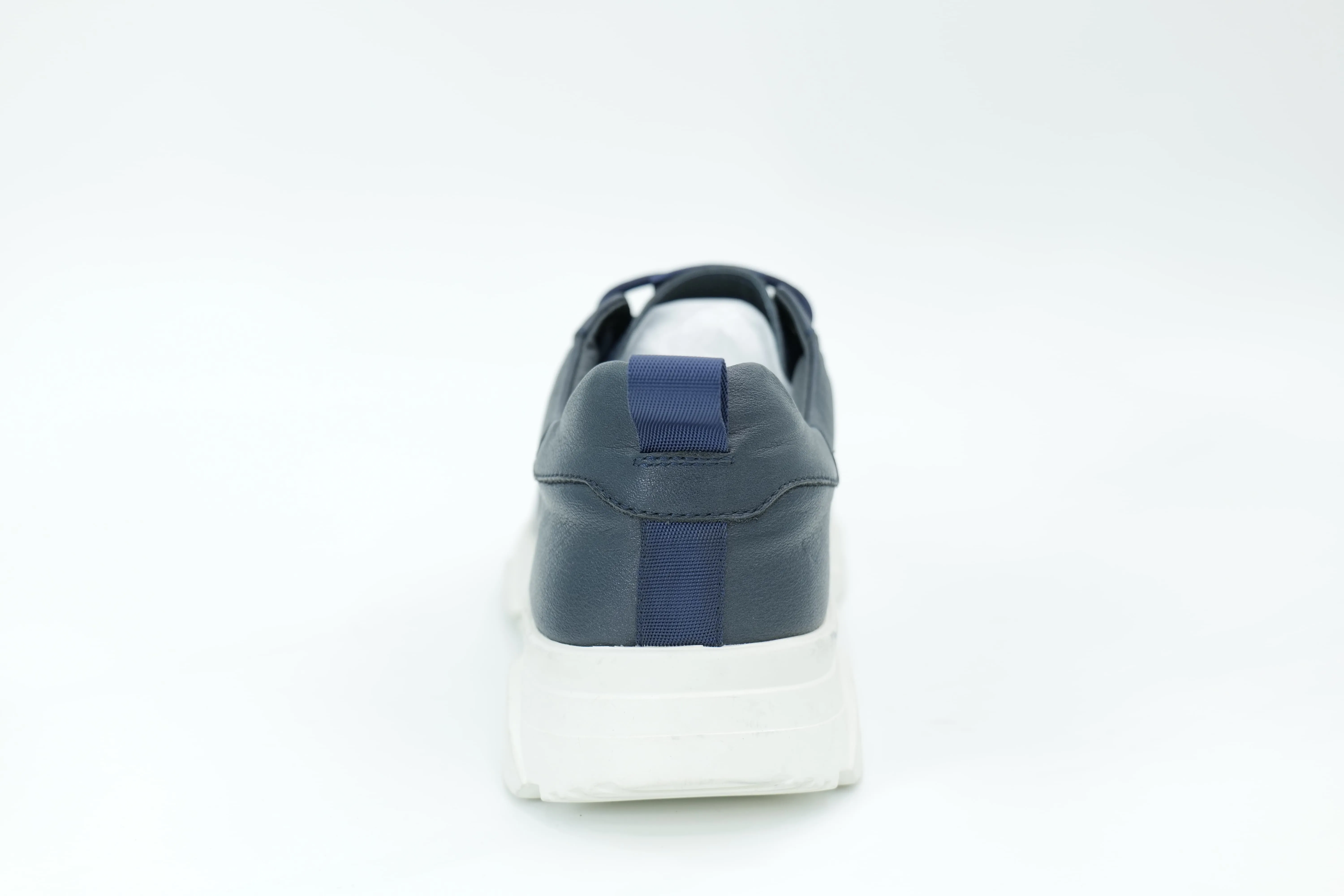 Sports shoes