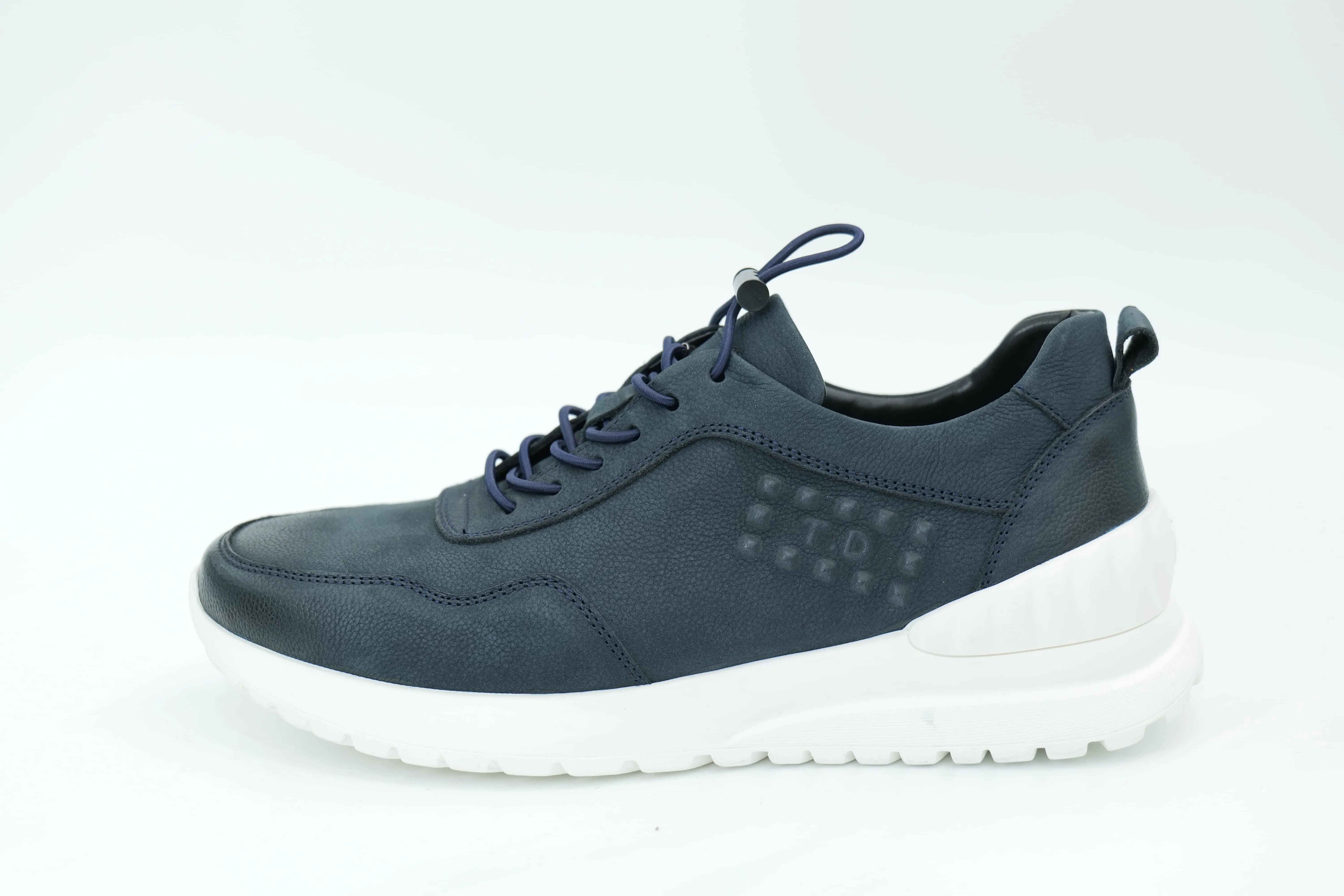 Sports shoes