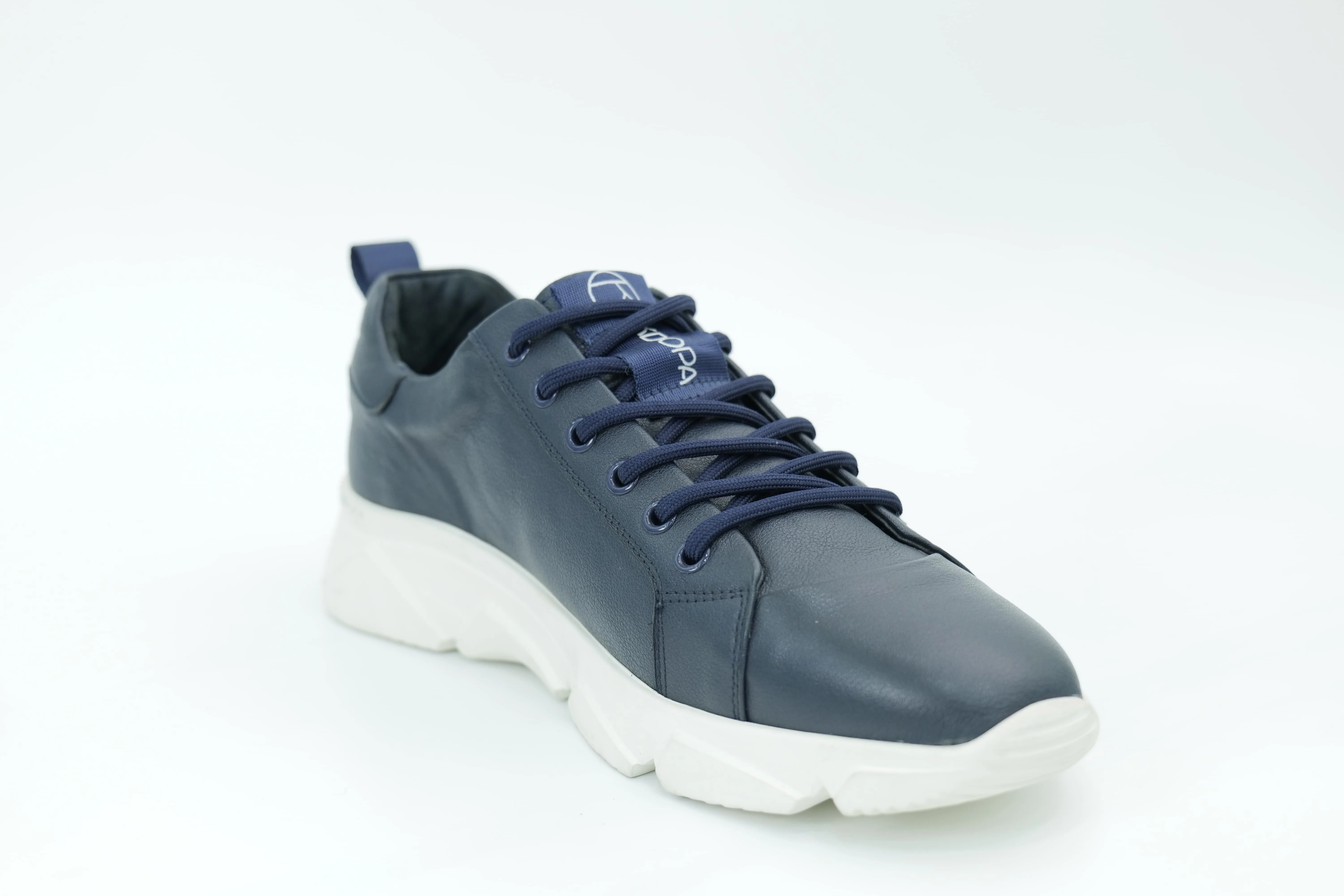 Sports shoes