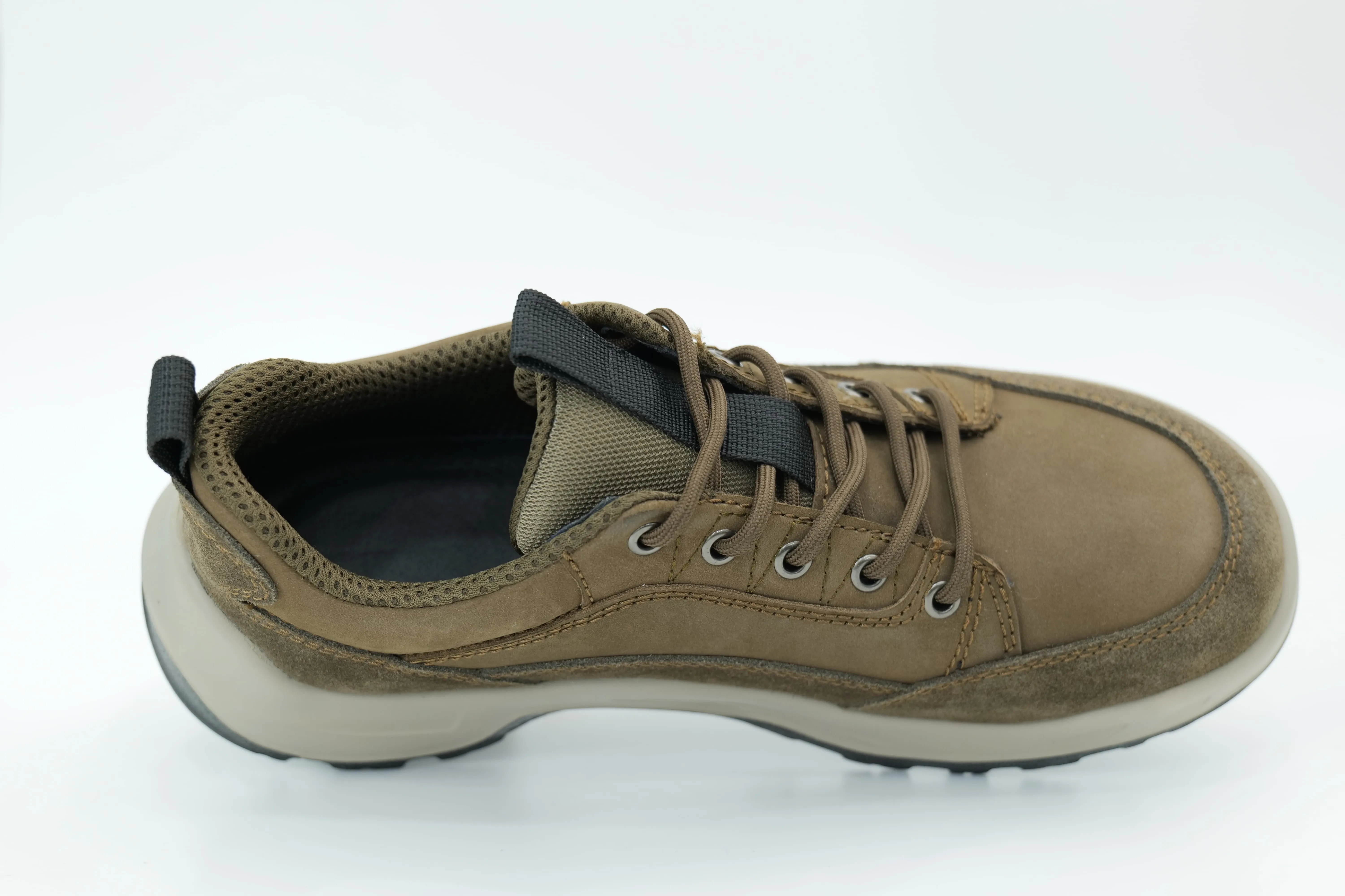 Sports shoes
