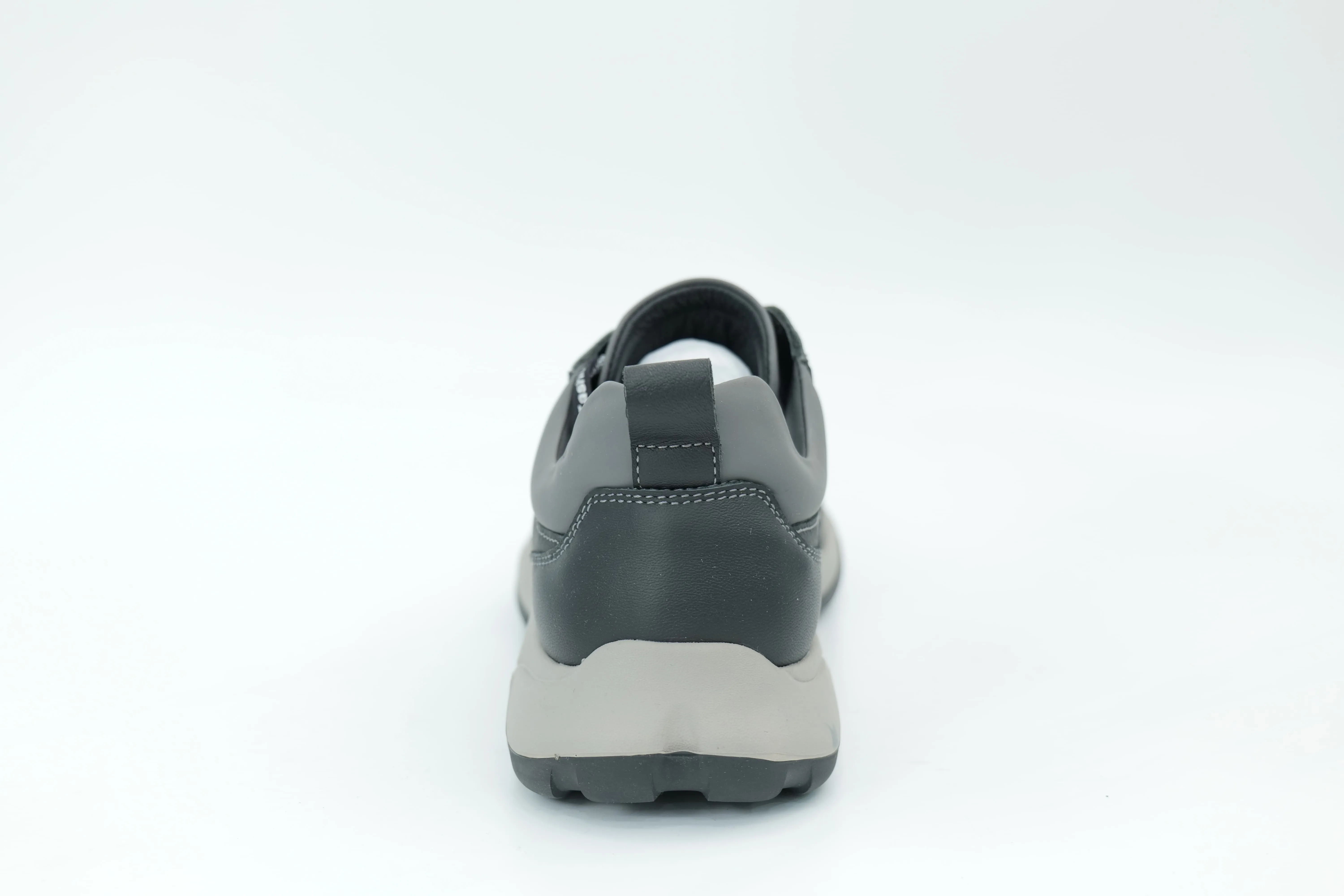 Sports shoes