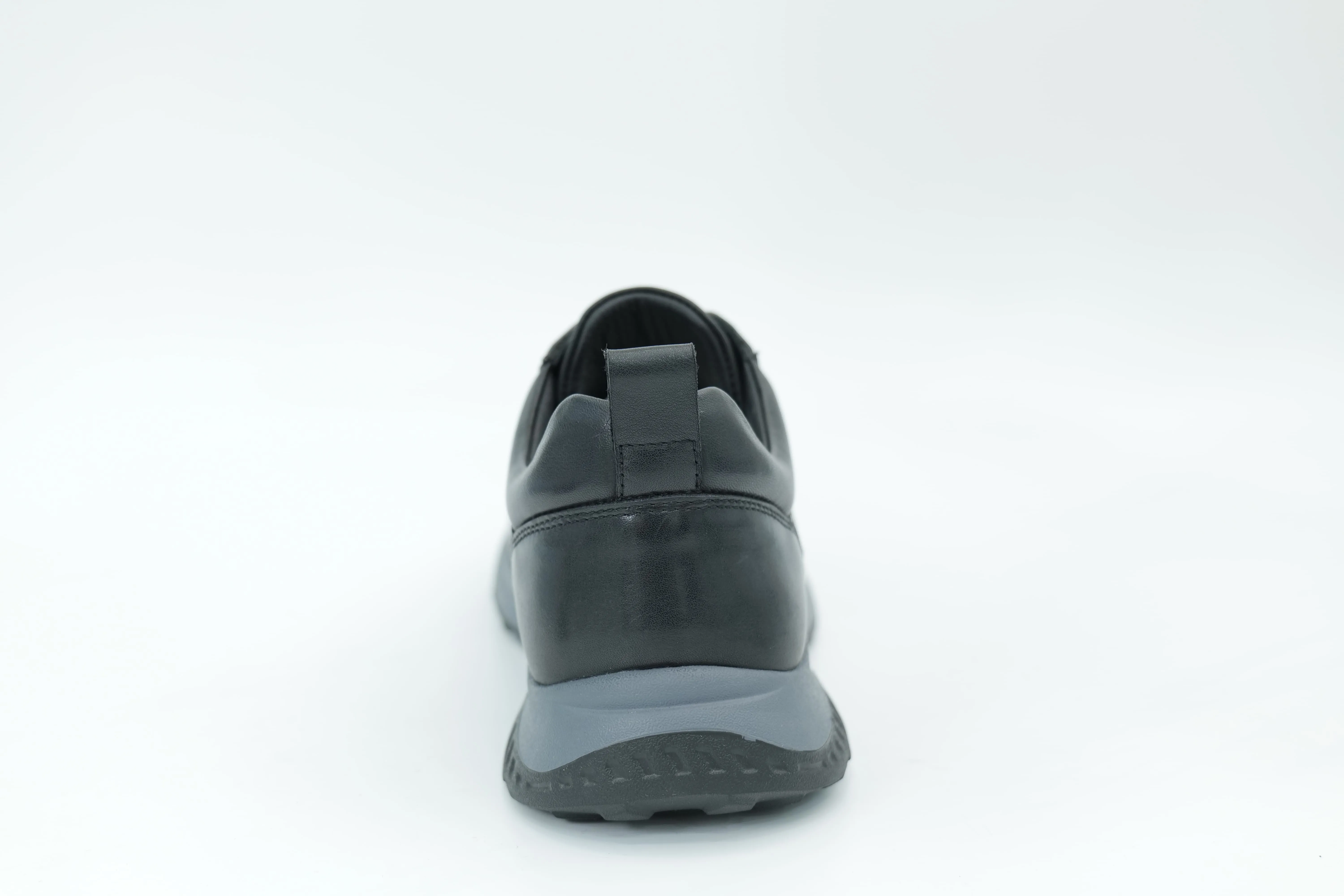 Sports shoes