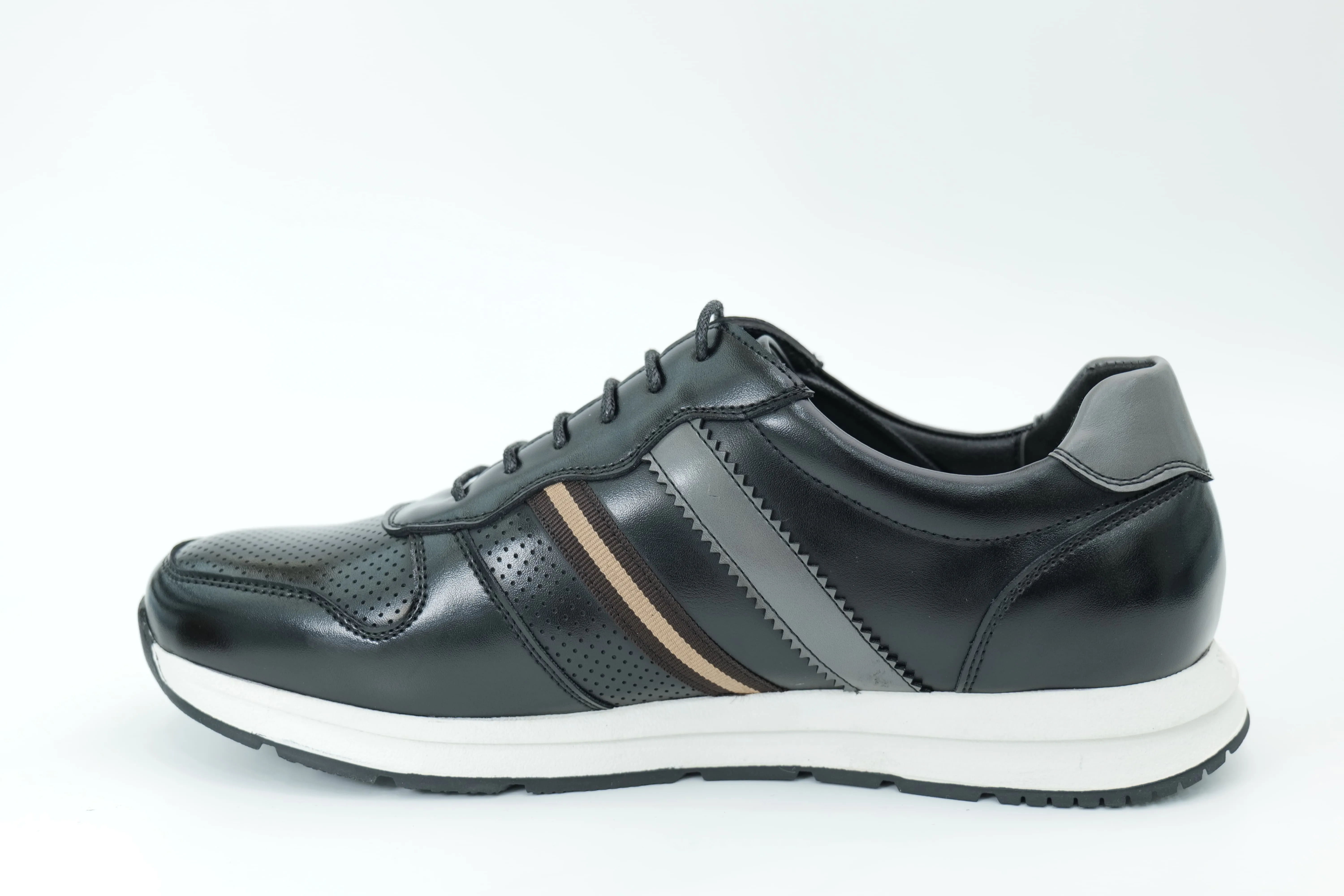Sports shoes
