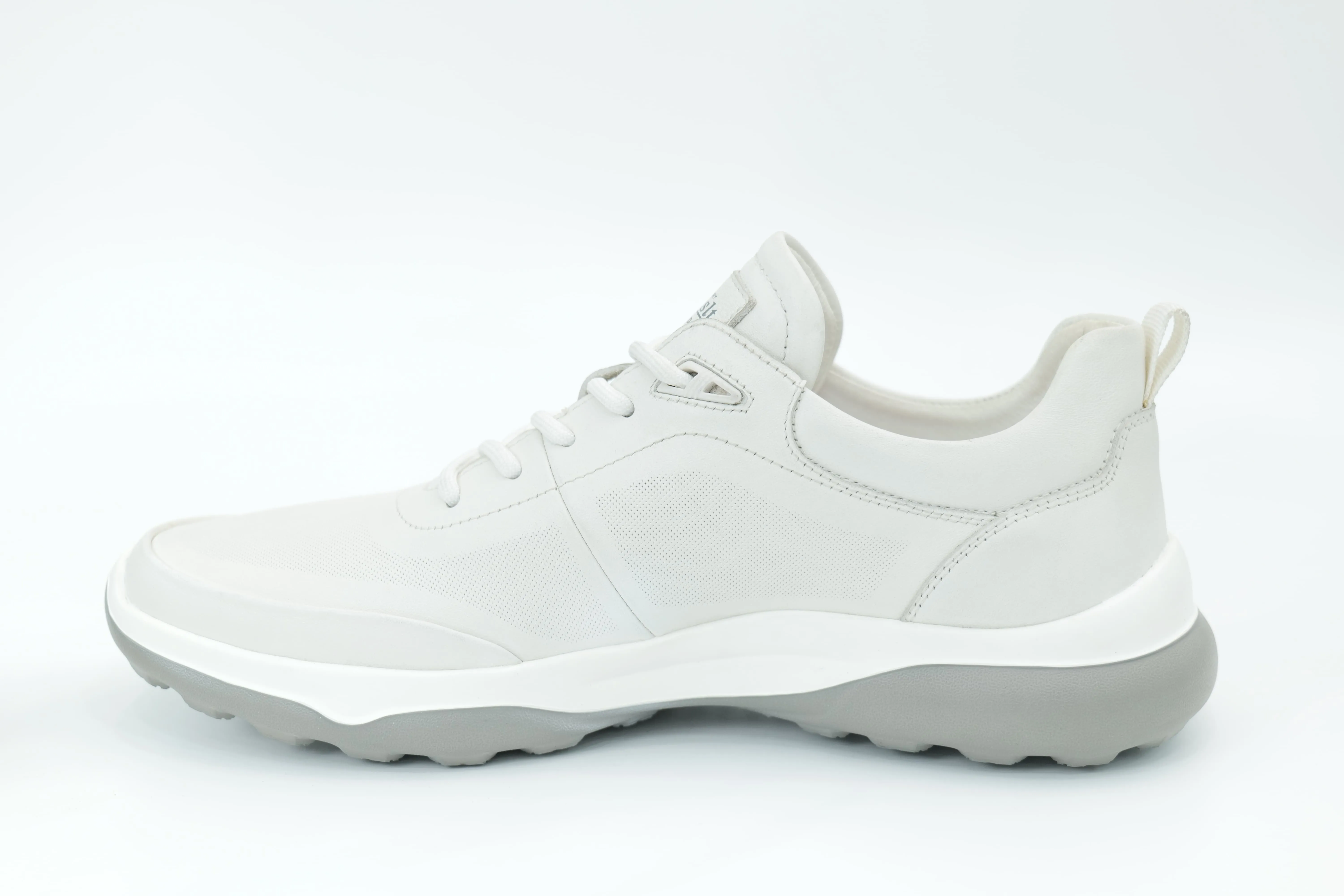 Sports shoes