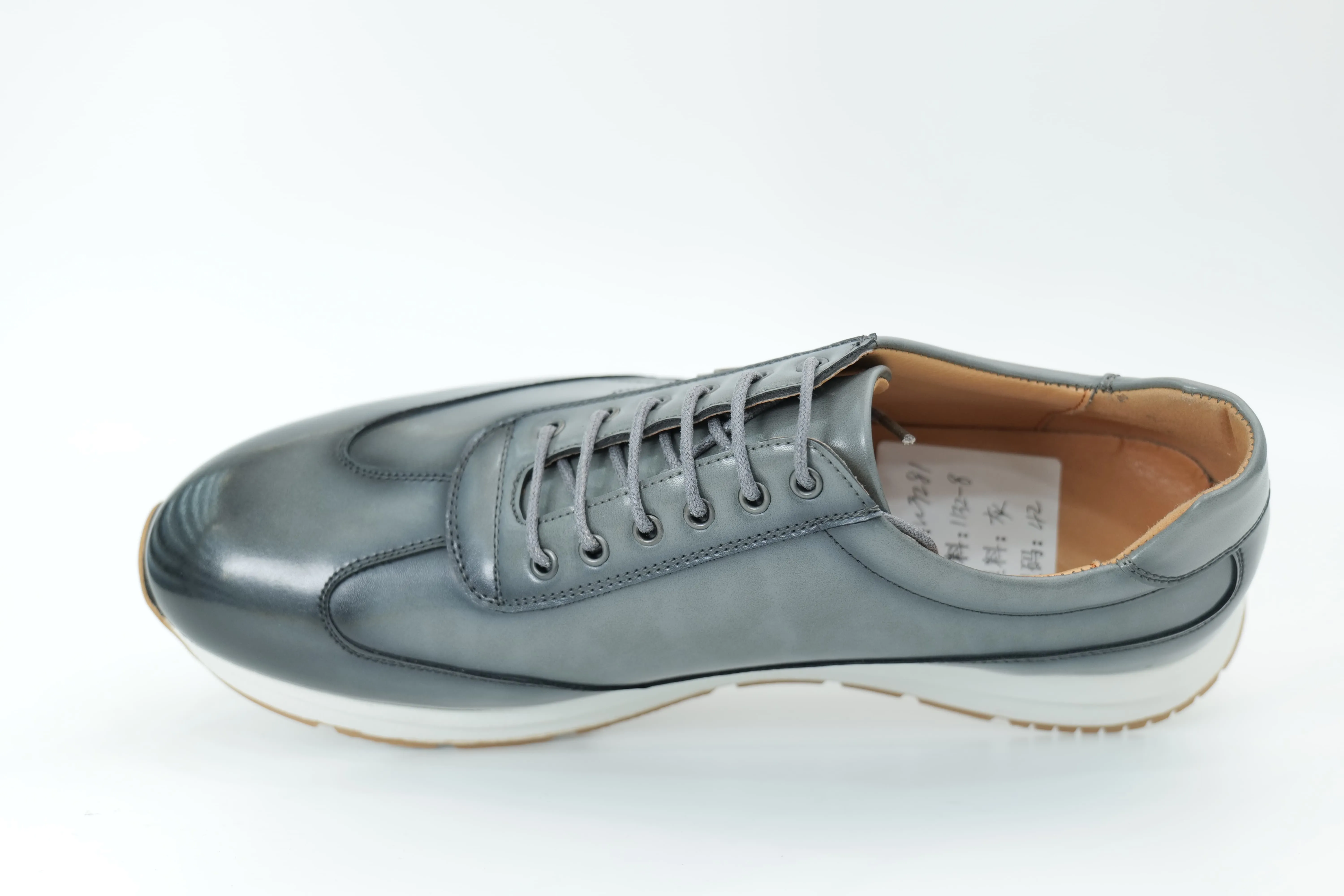 Sports shoes
