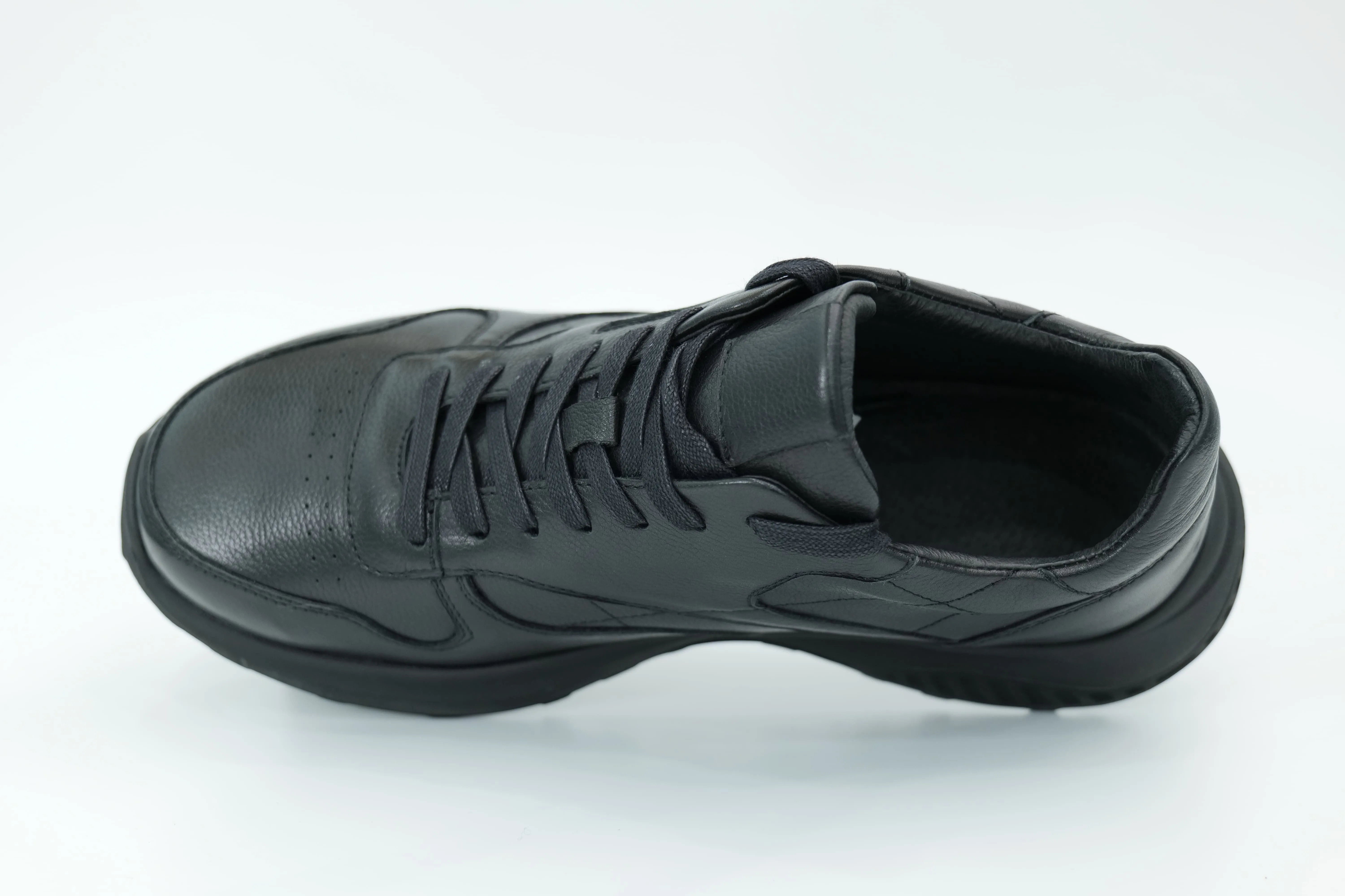 Sports shoes
