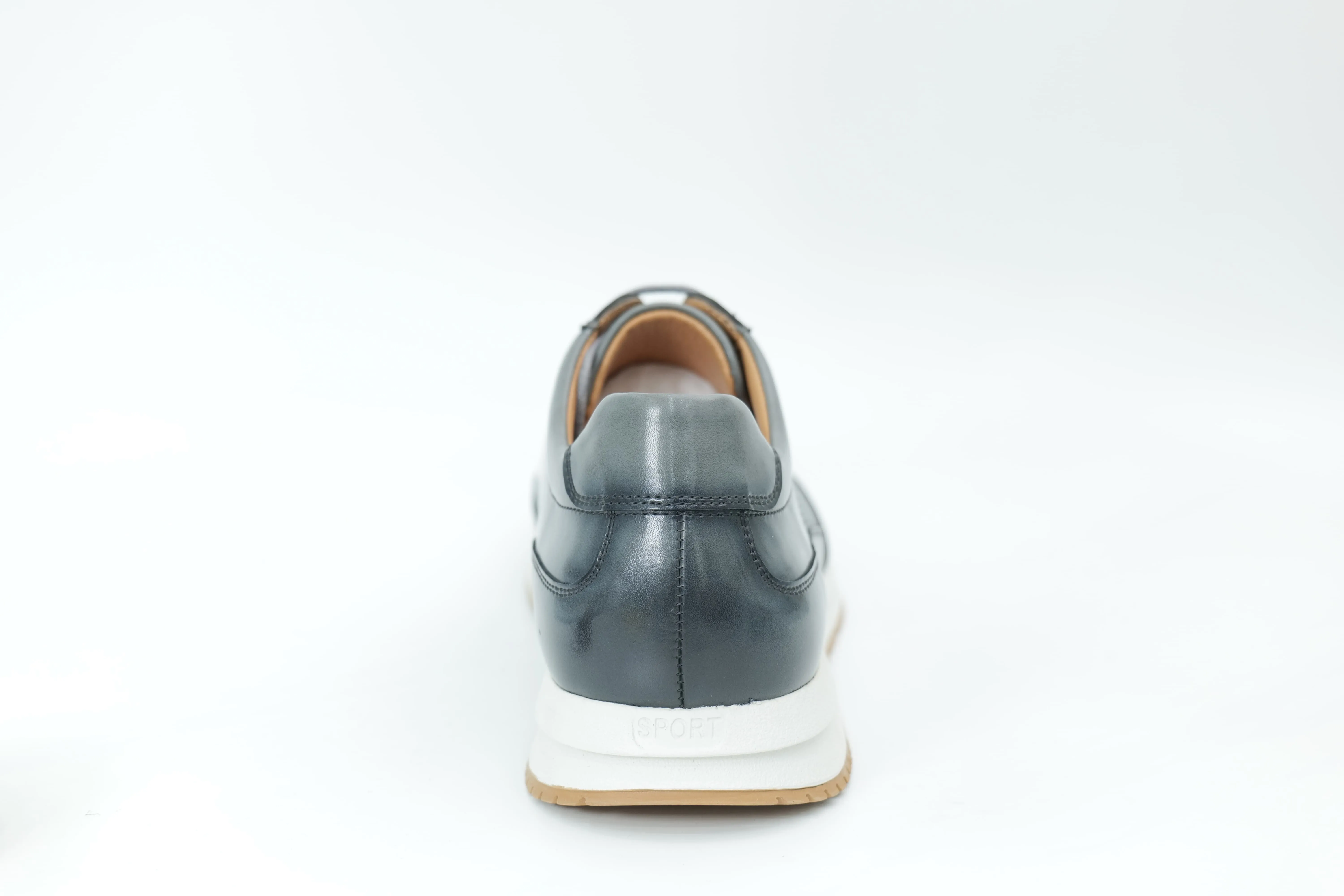 Sports shoes
