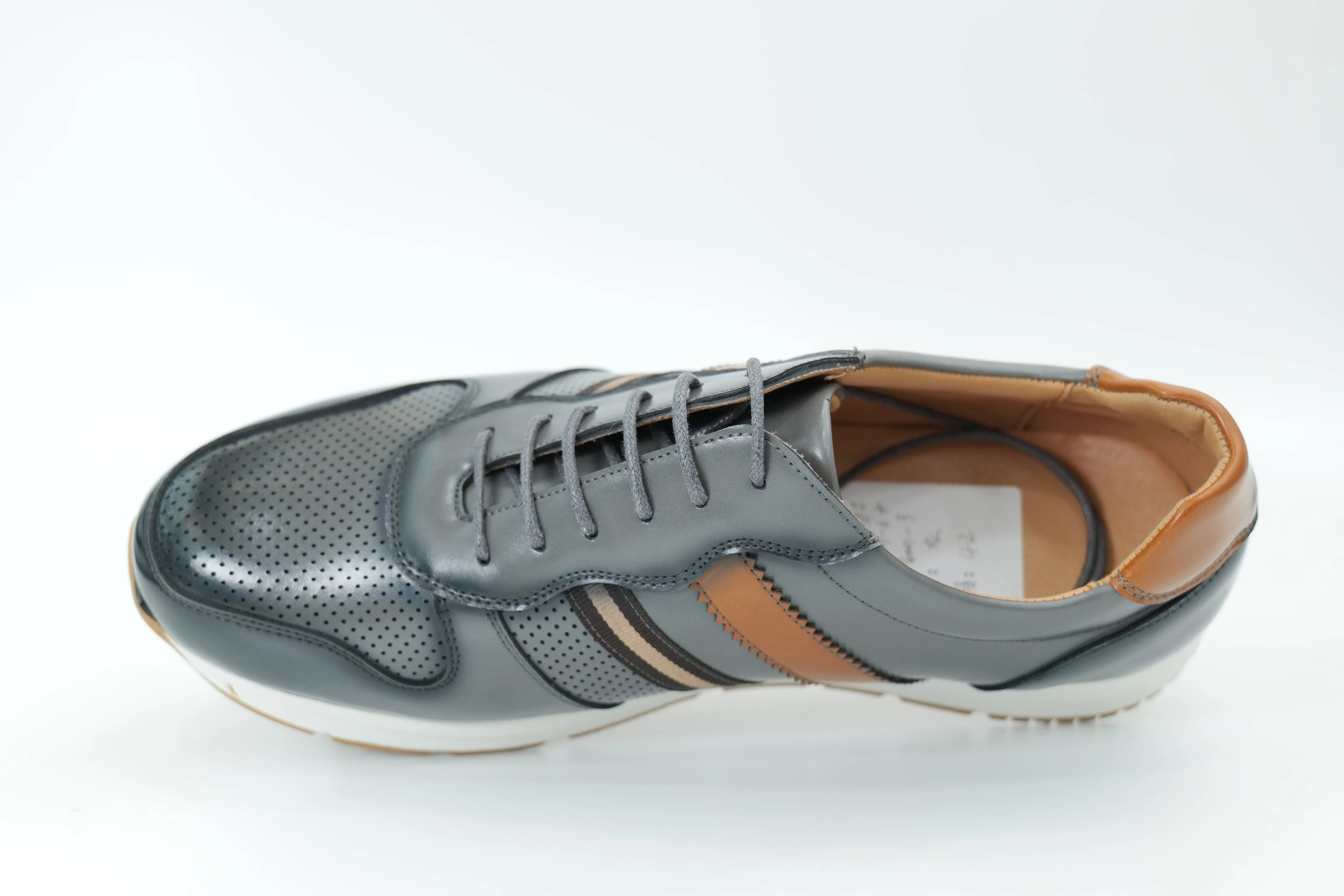 Sports shoes
