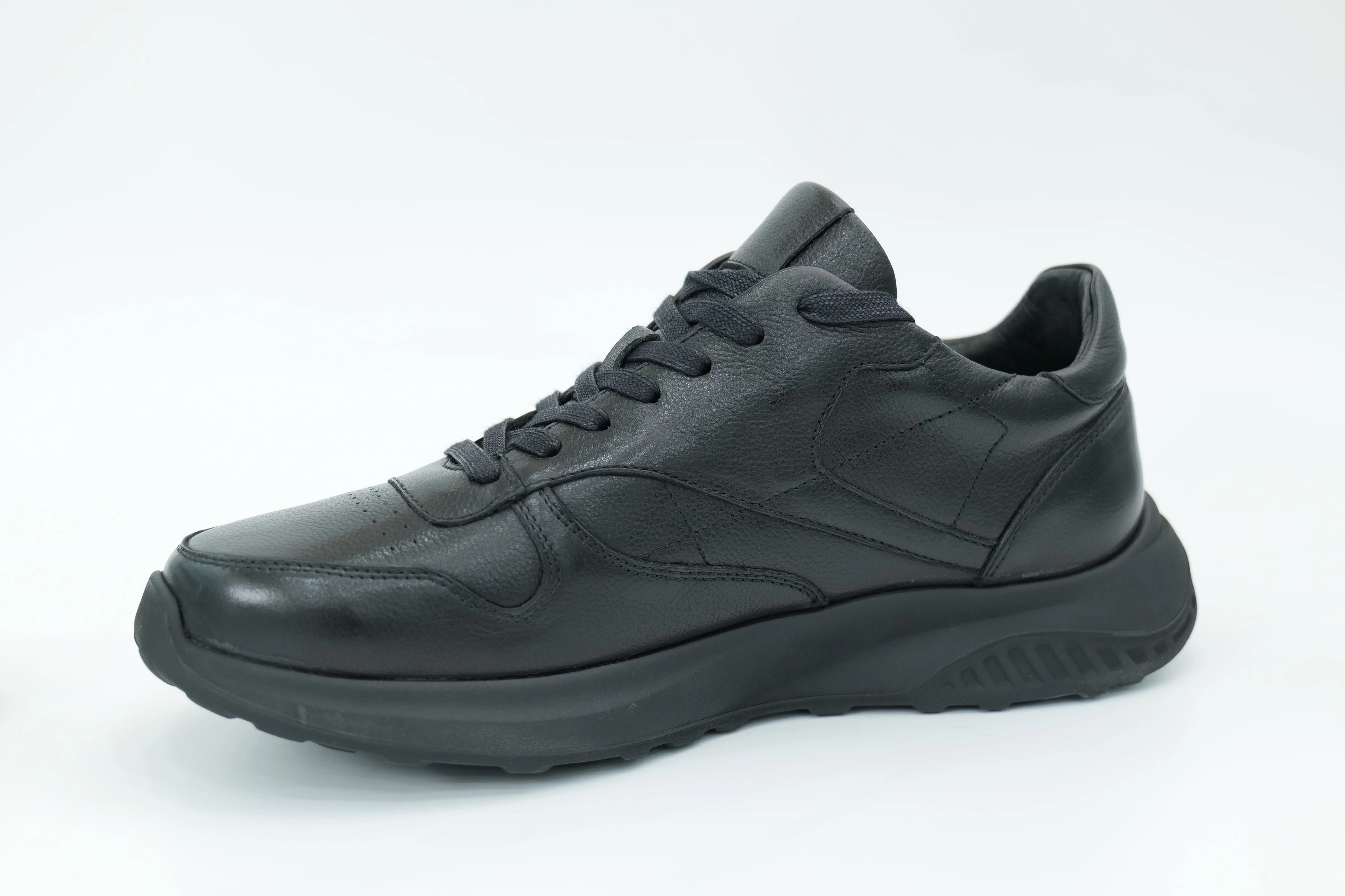 Sports shoes