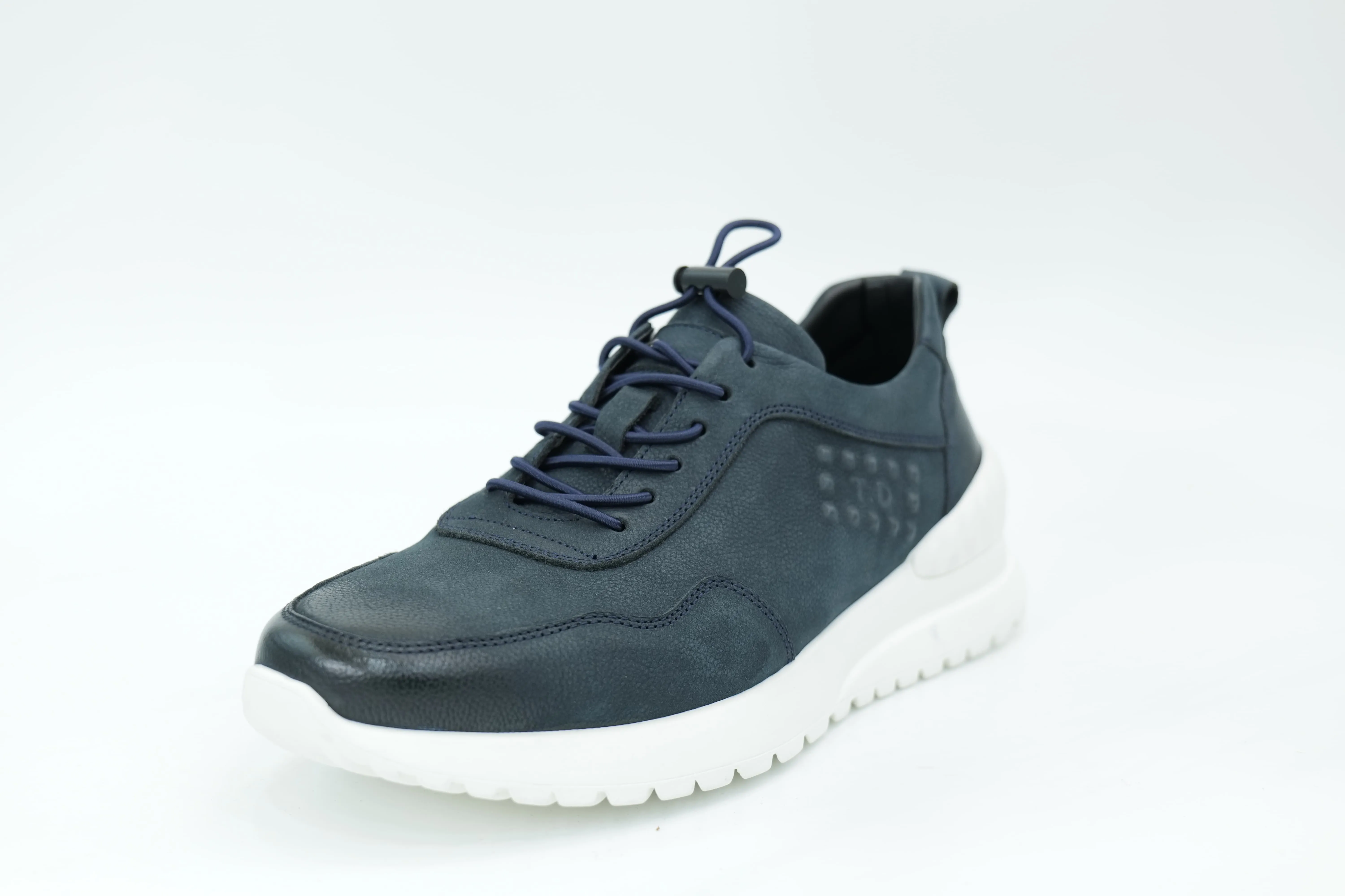 Sports shoes