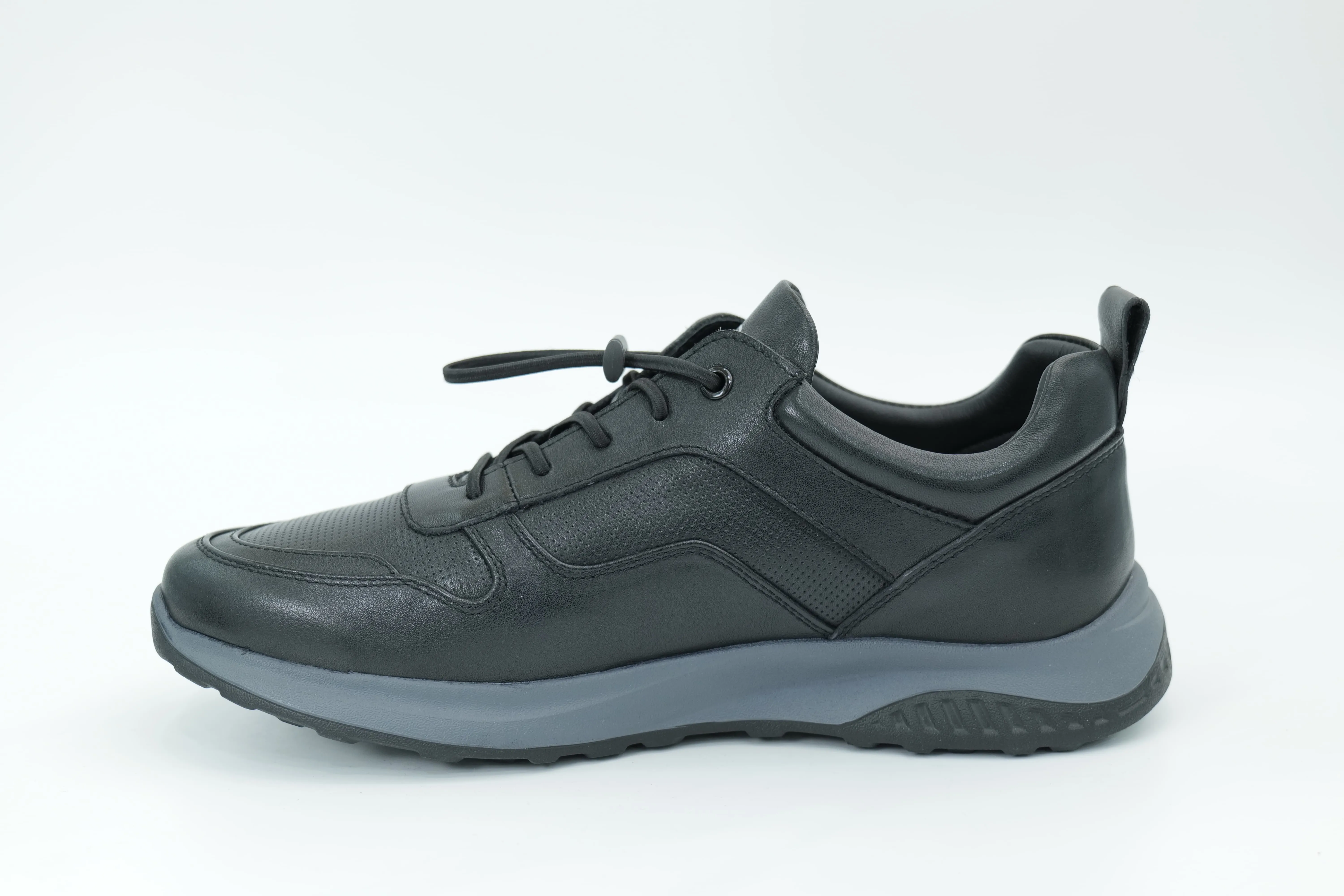 Sports shoes