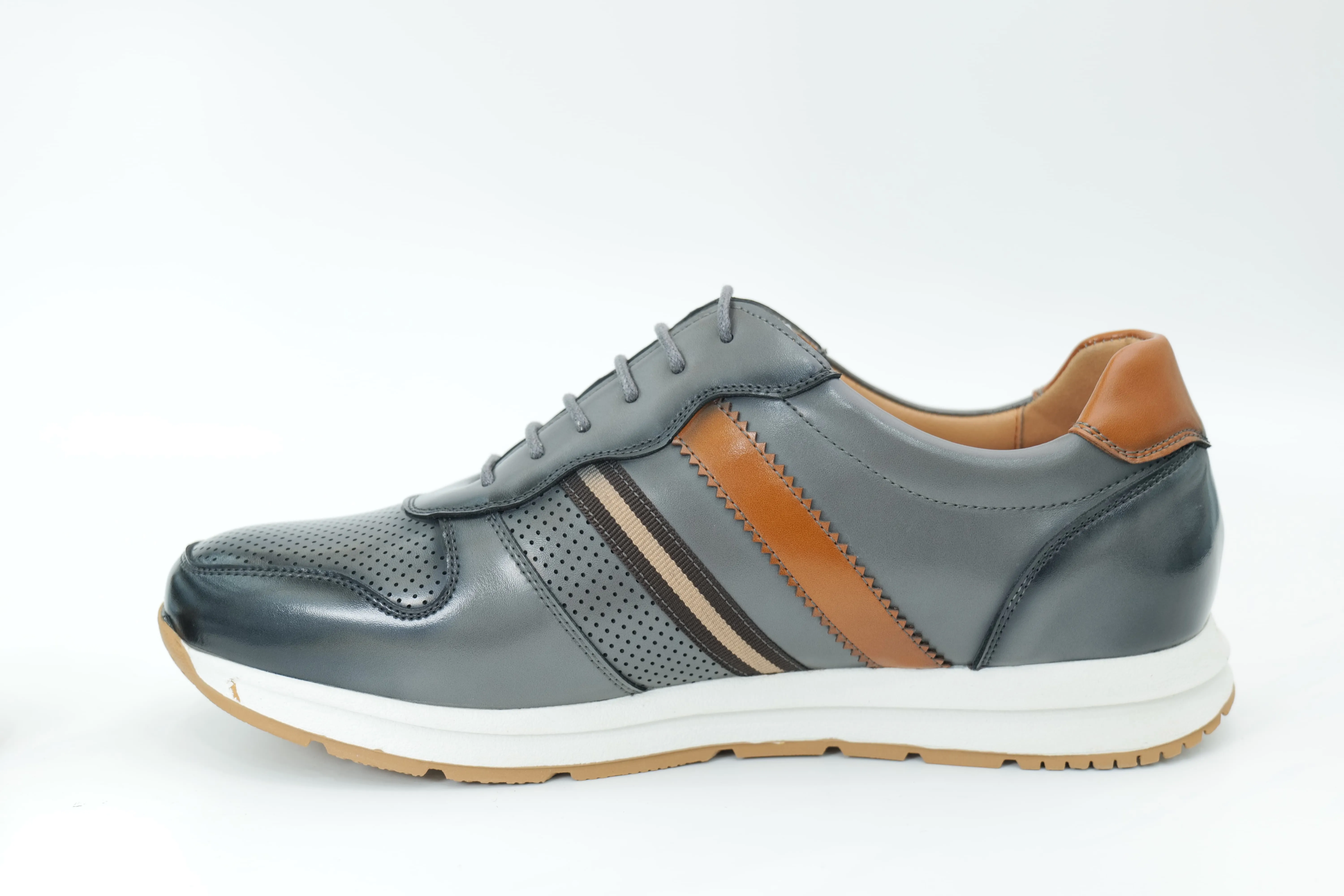 Sports shoes