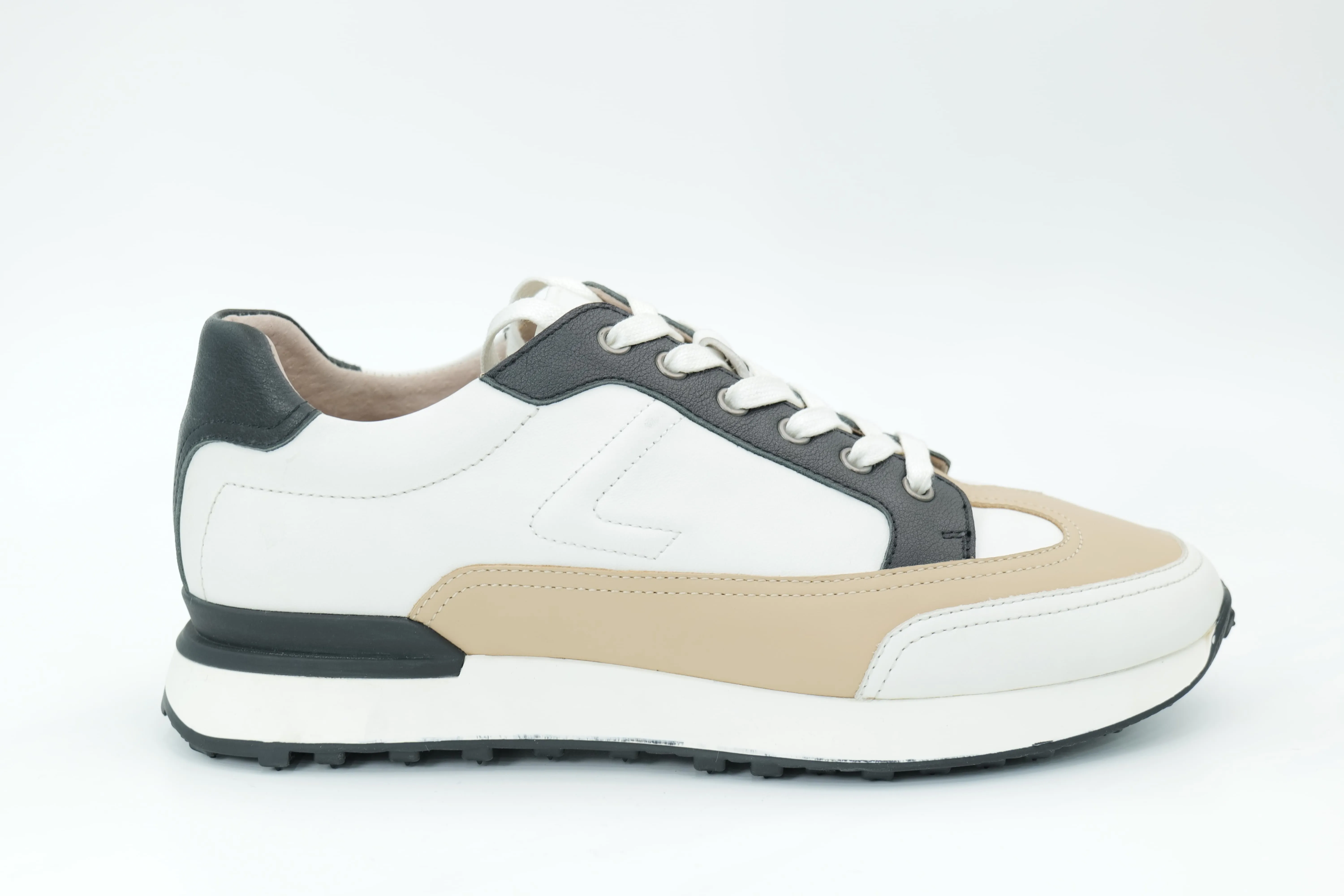 Sports shoes