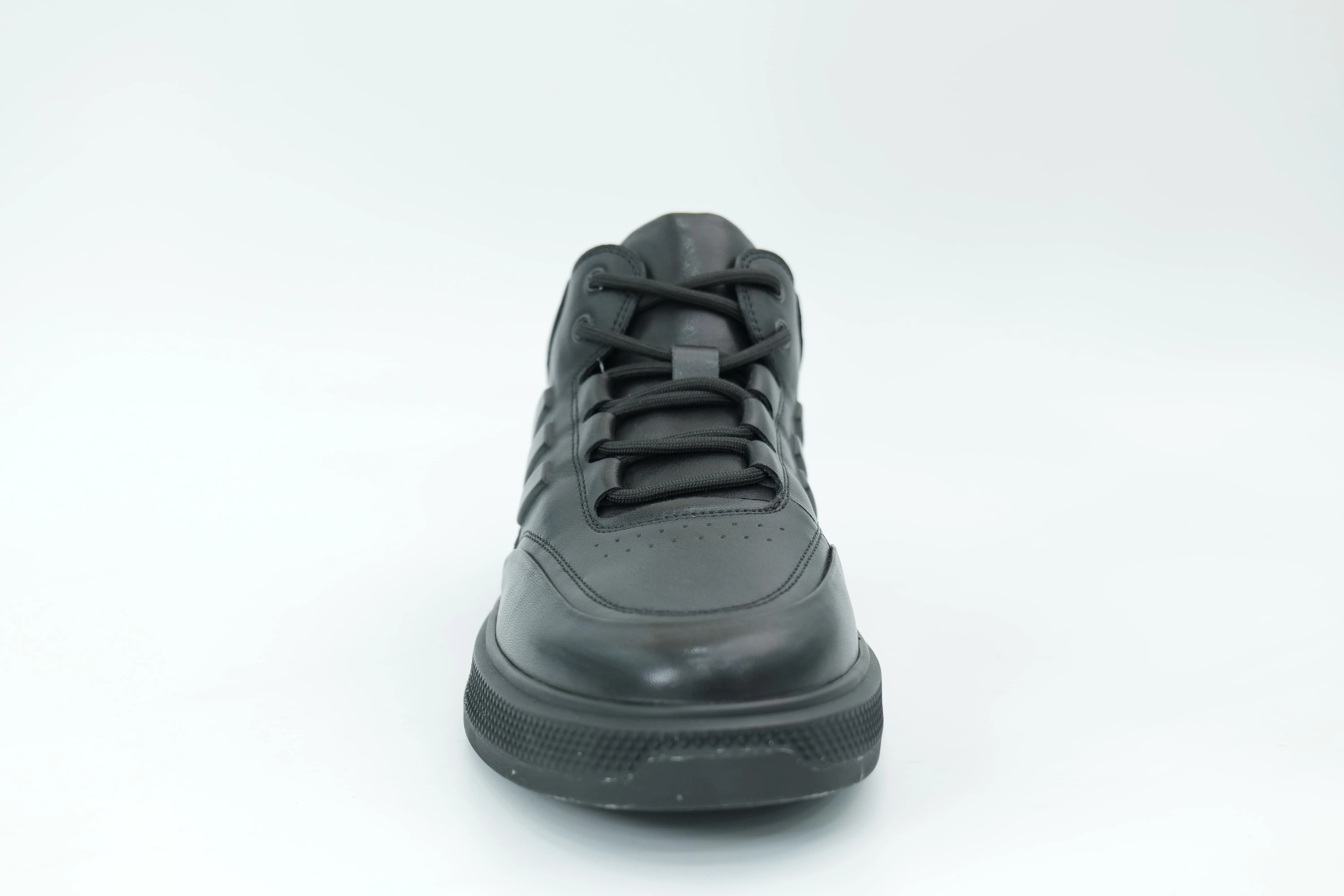 Sports shoes