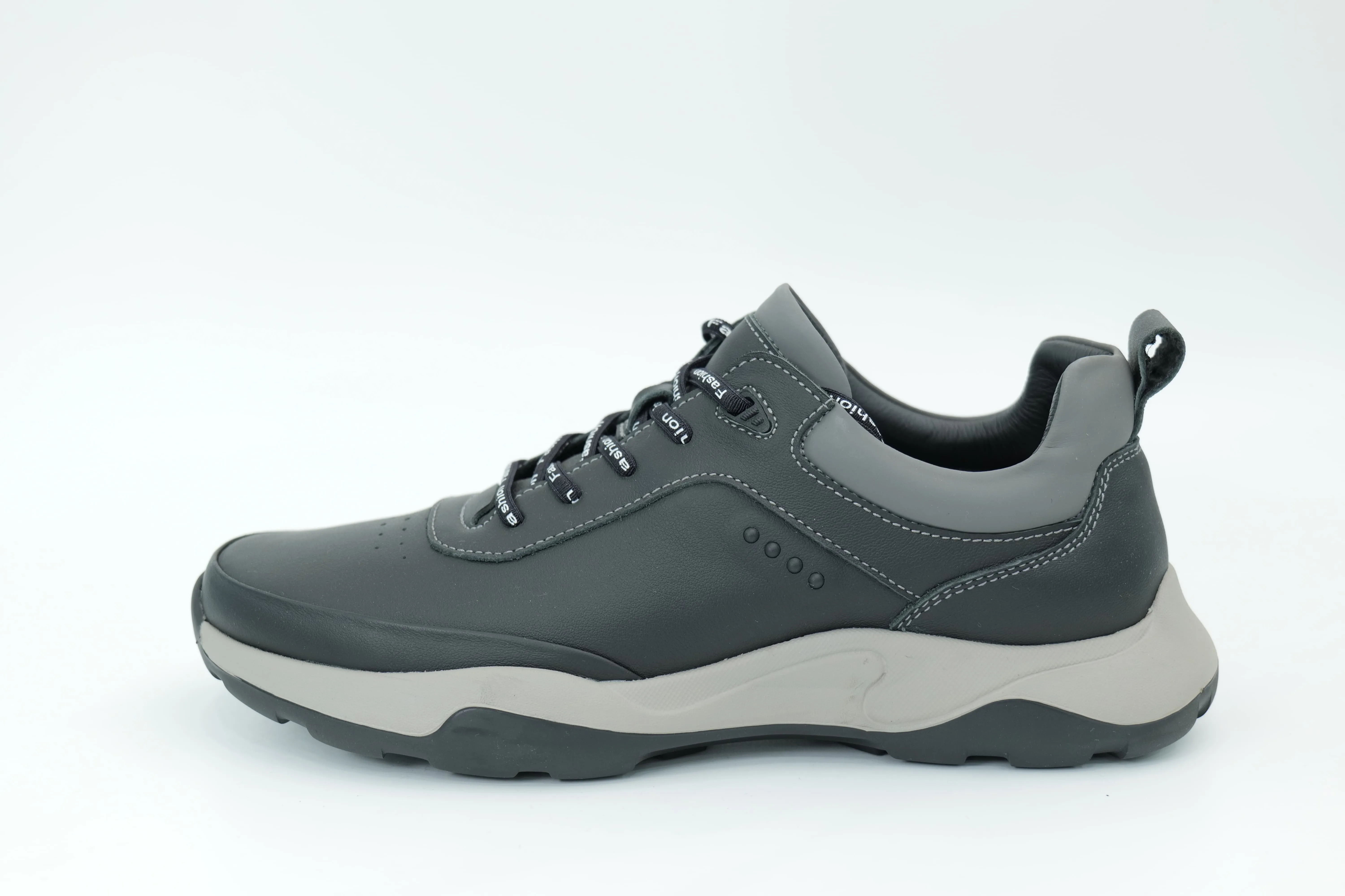 Sports shoes