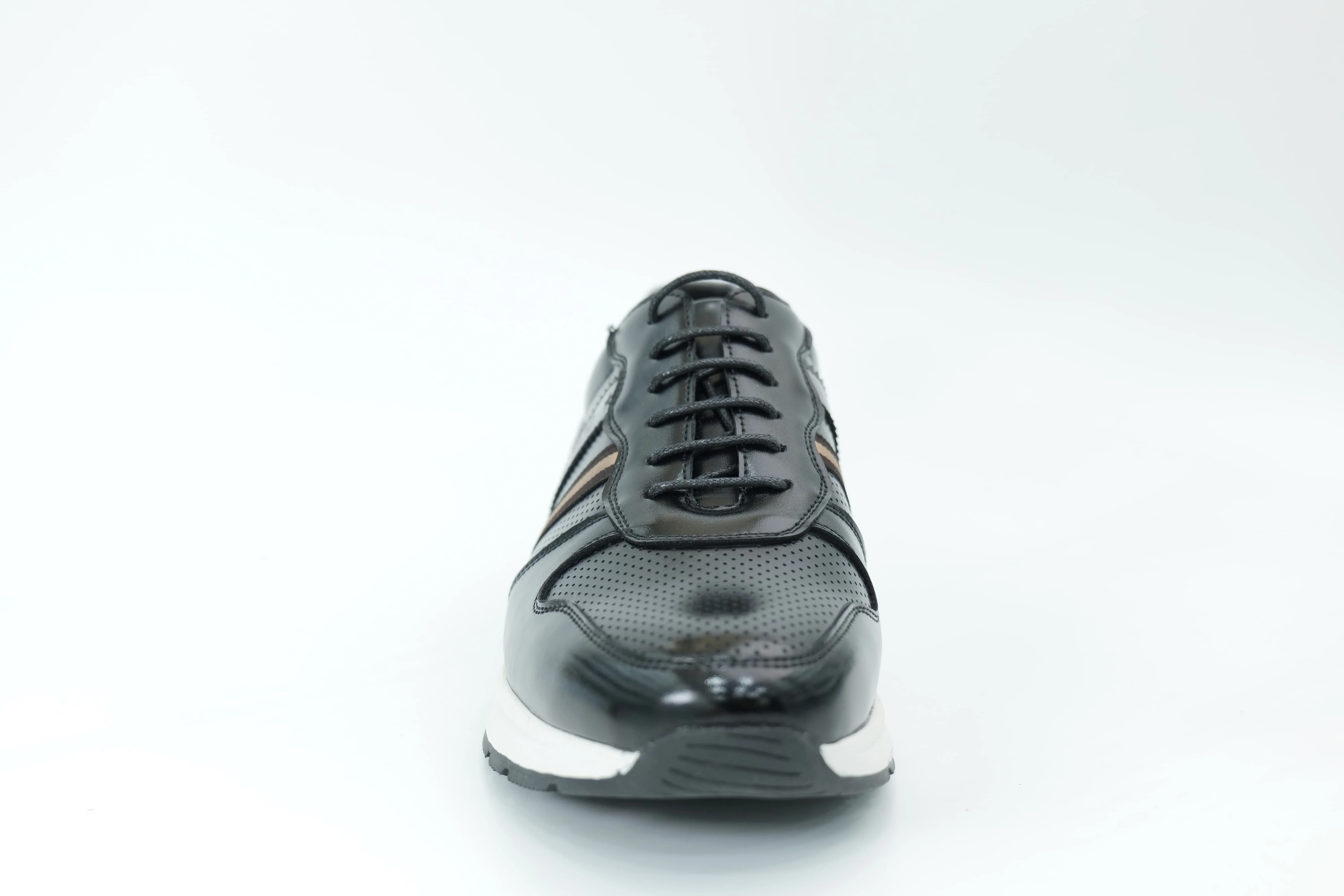 Sports shoes