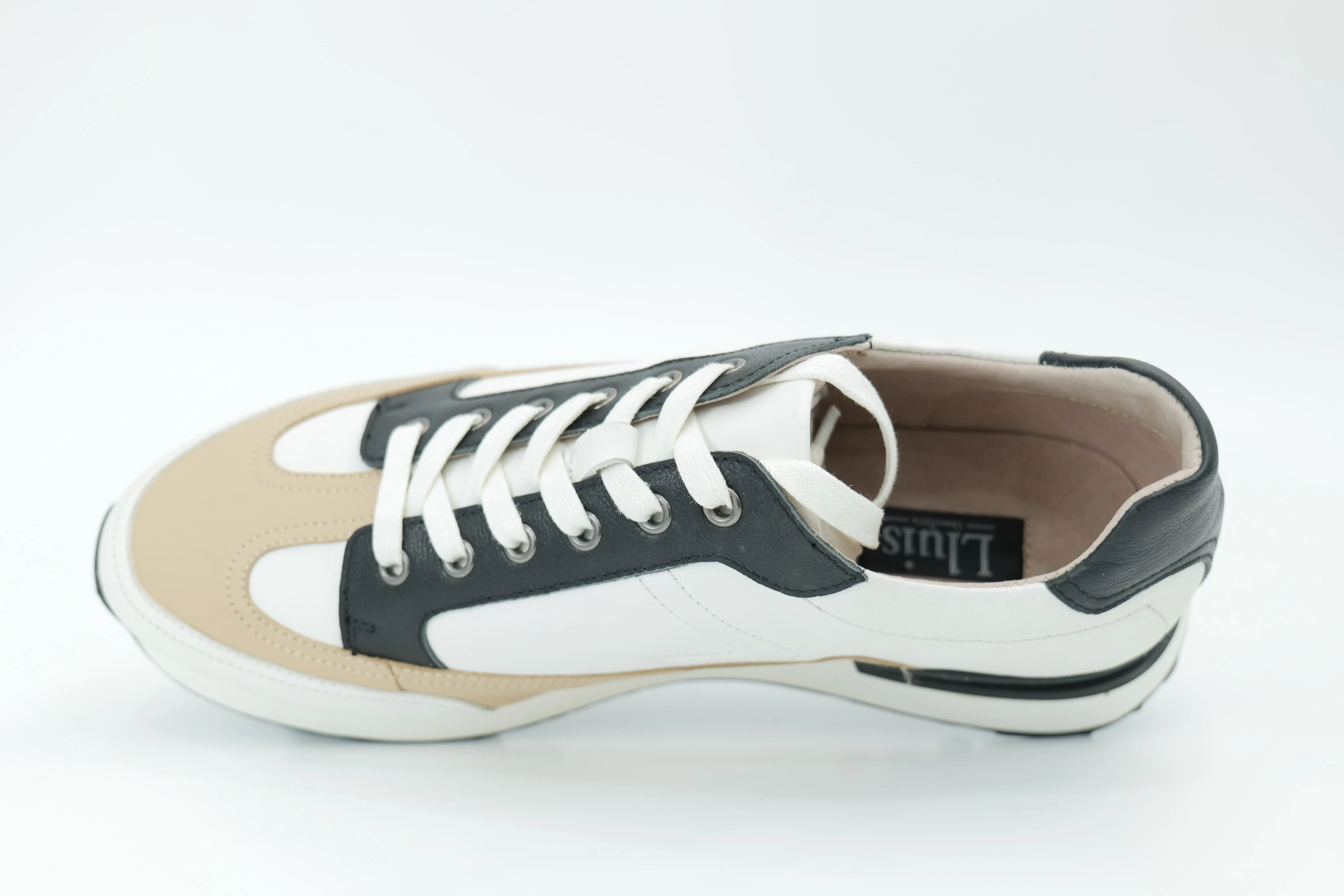 Sports shoes