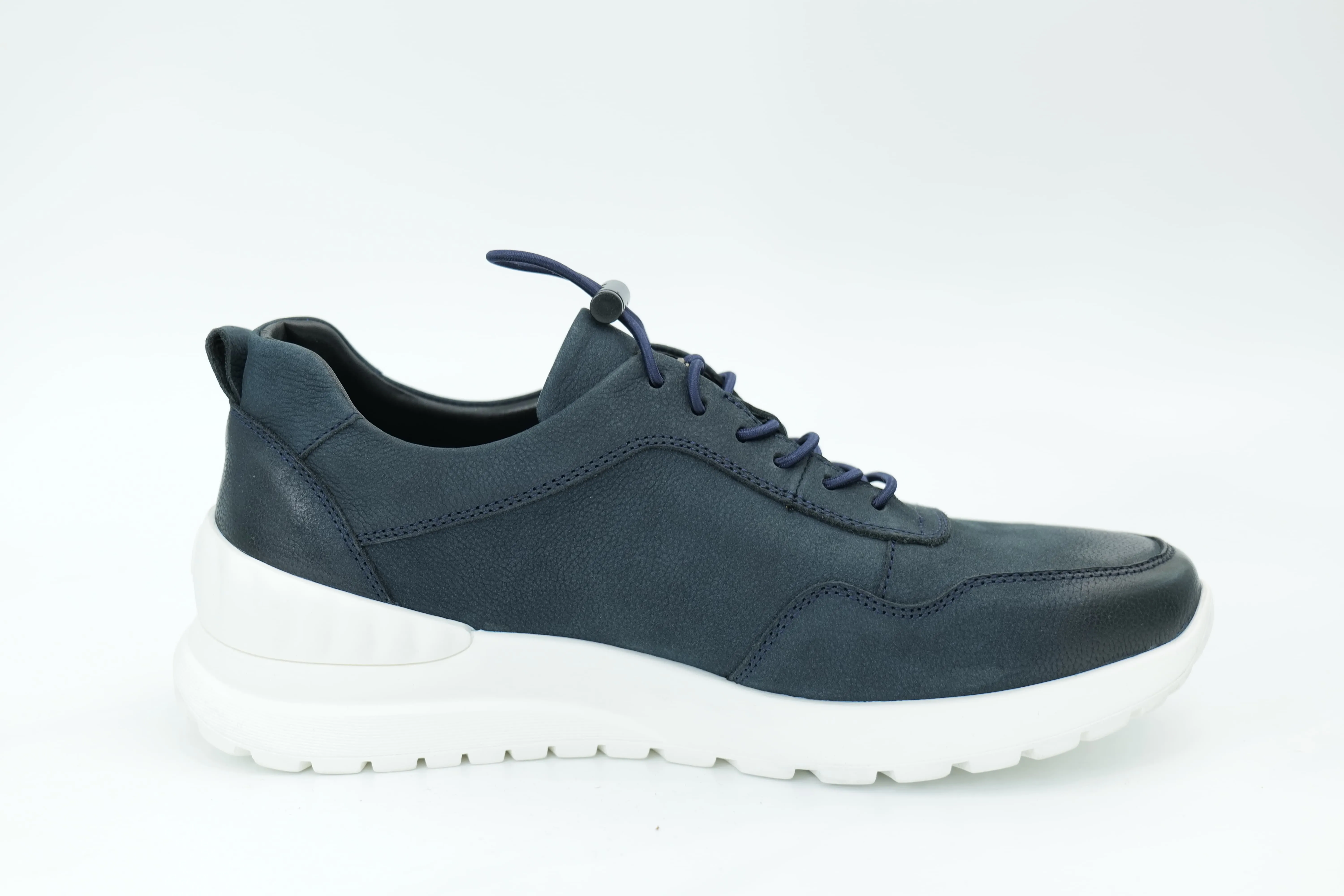 Sports shoes