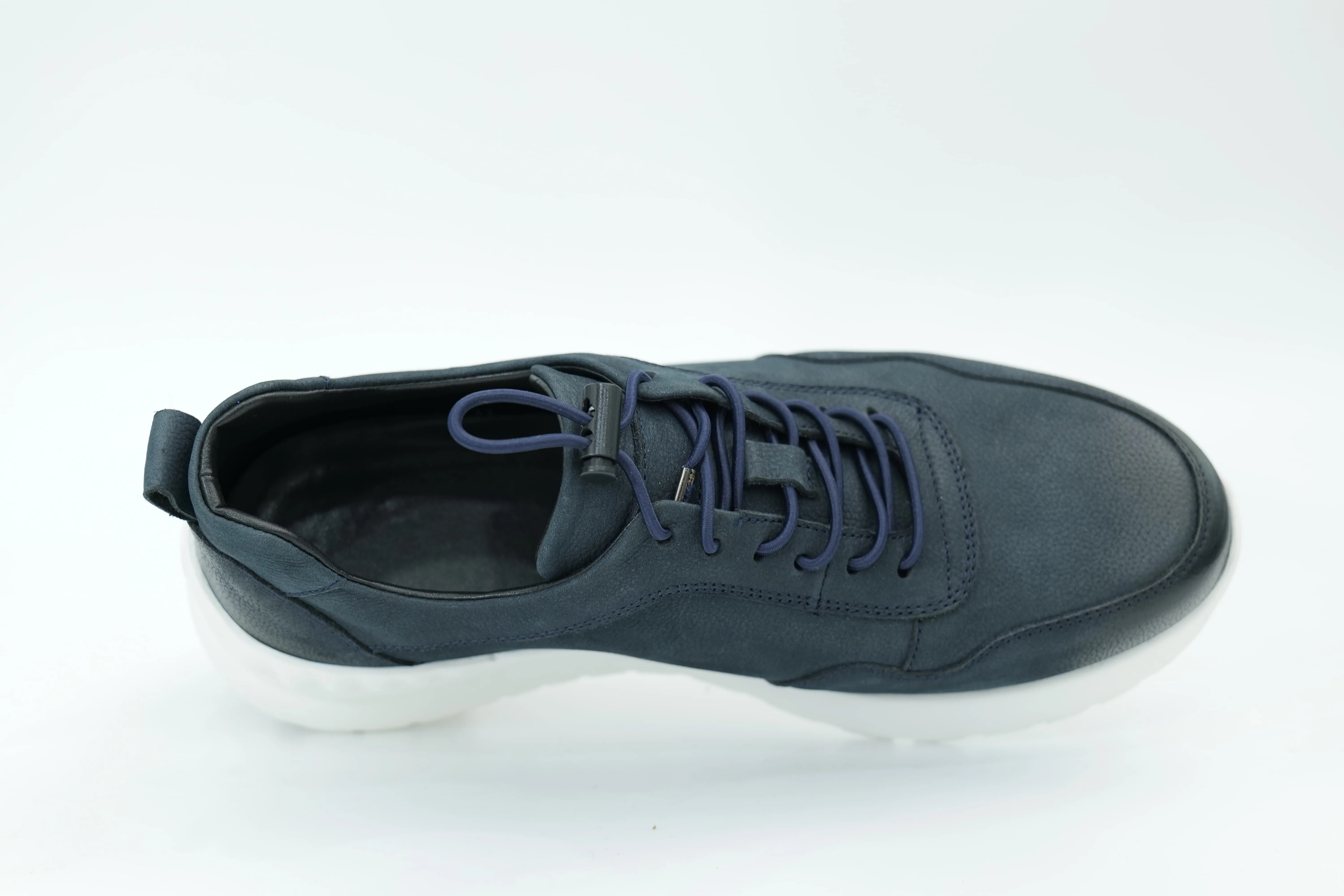Sports shoes