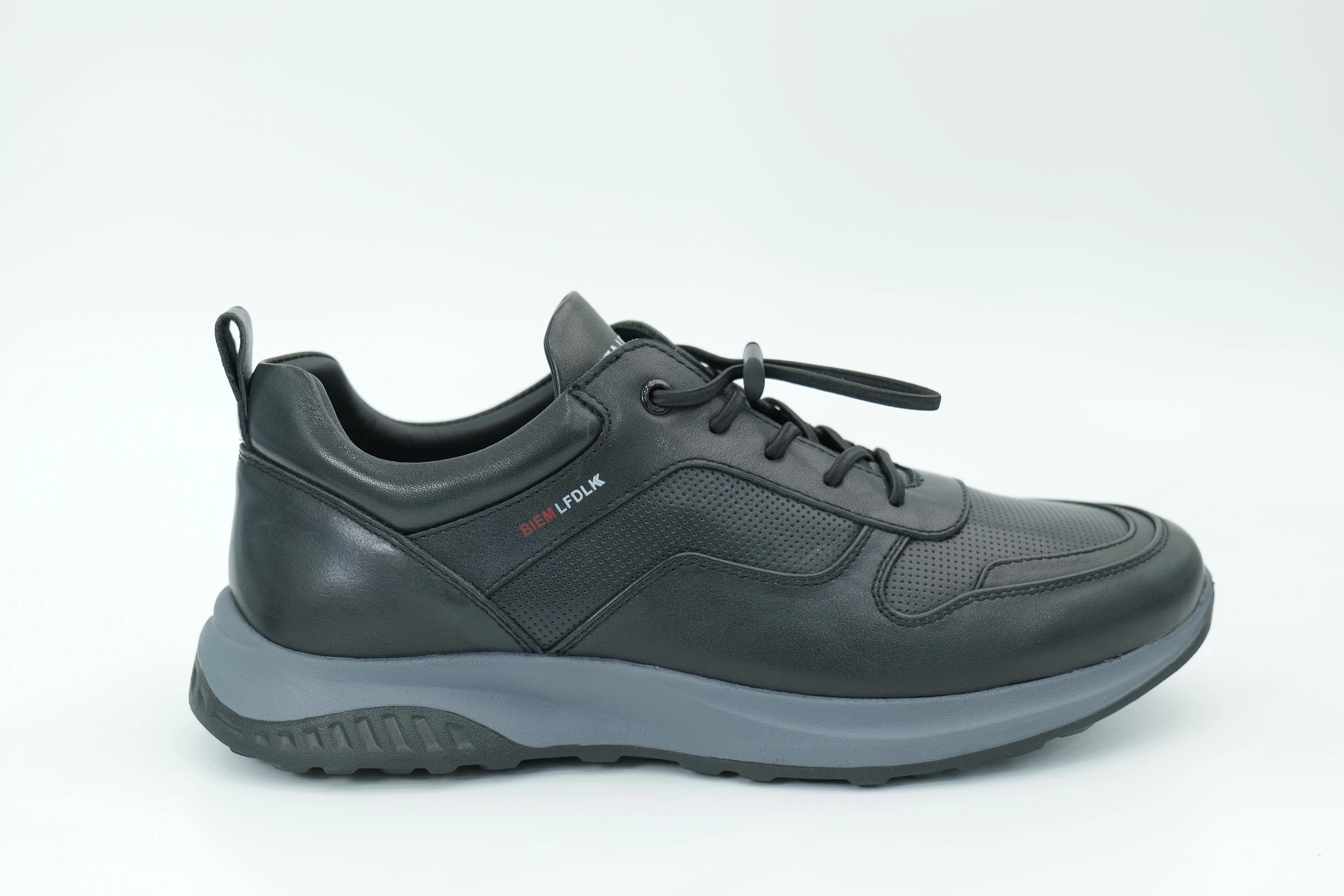 Sports shoes