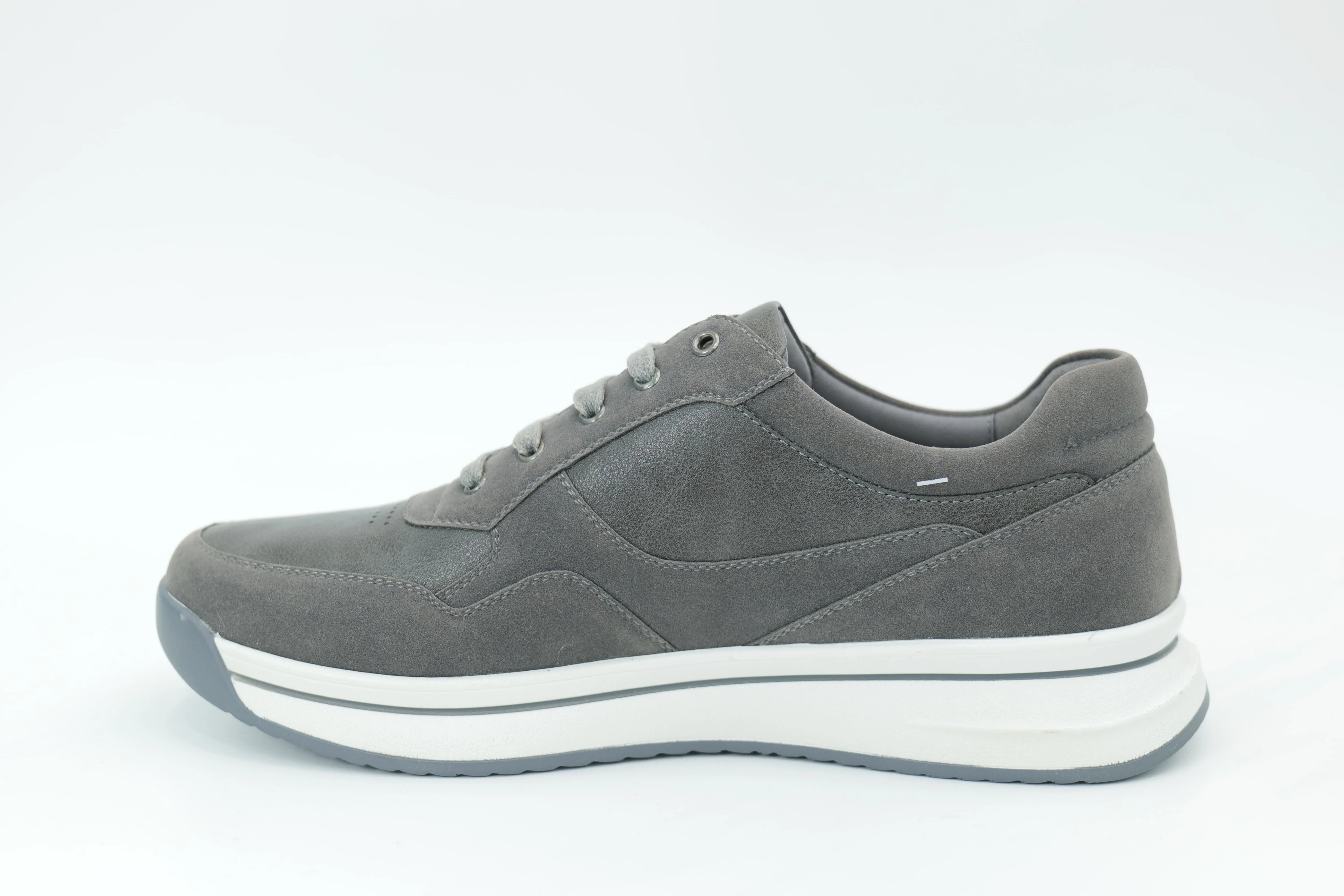 Sports shoes