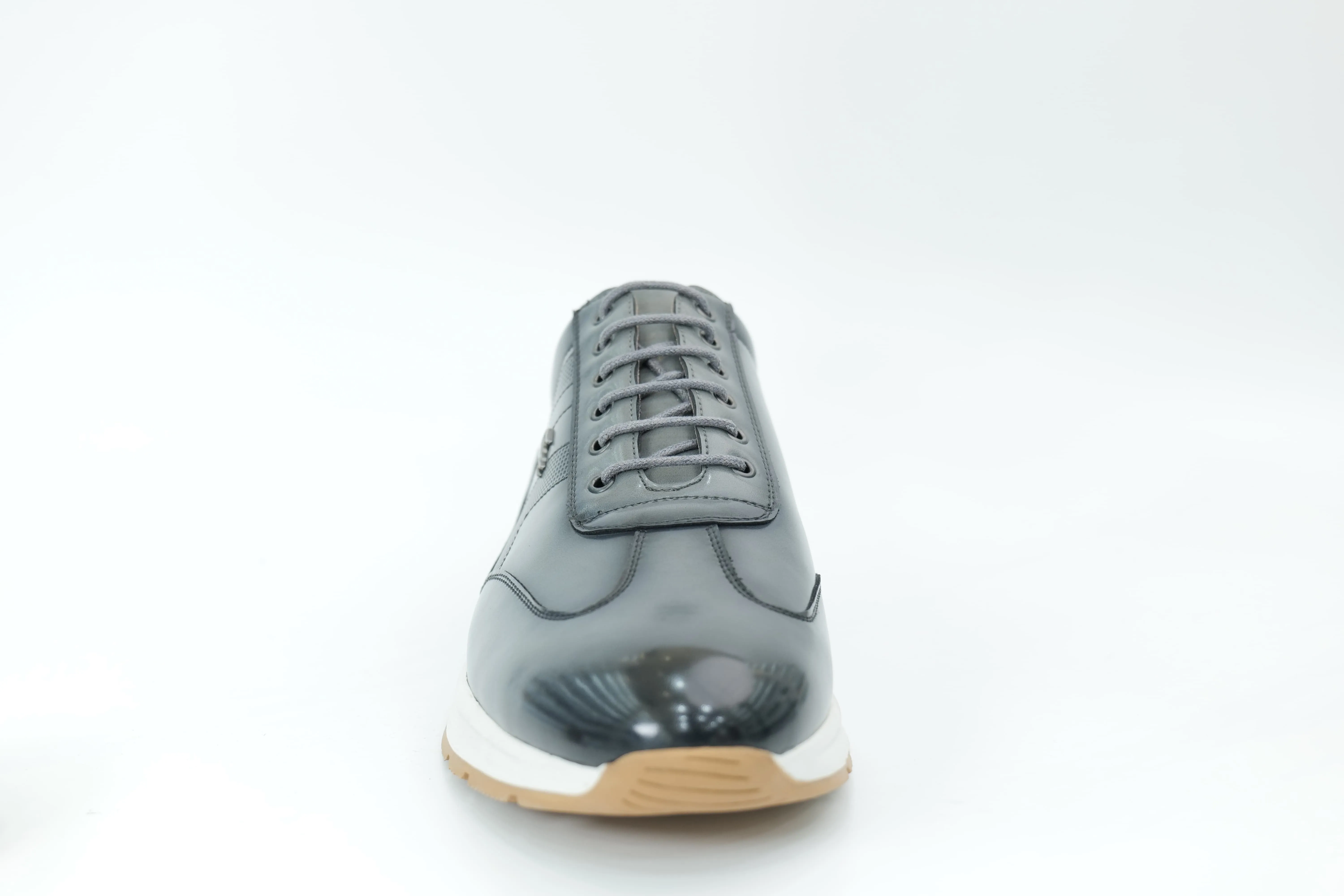 Sports shoes