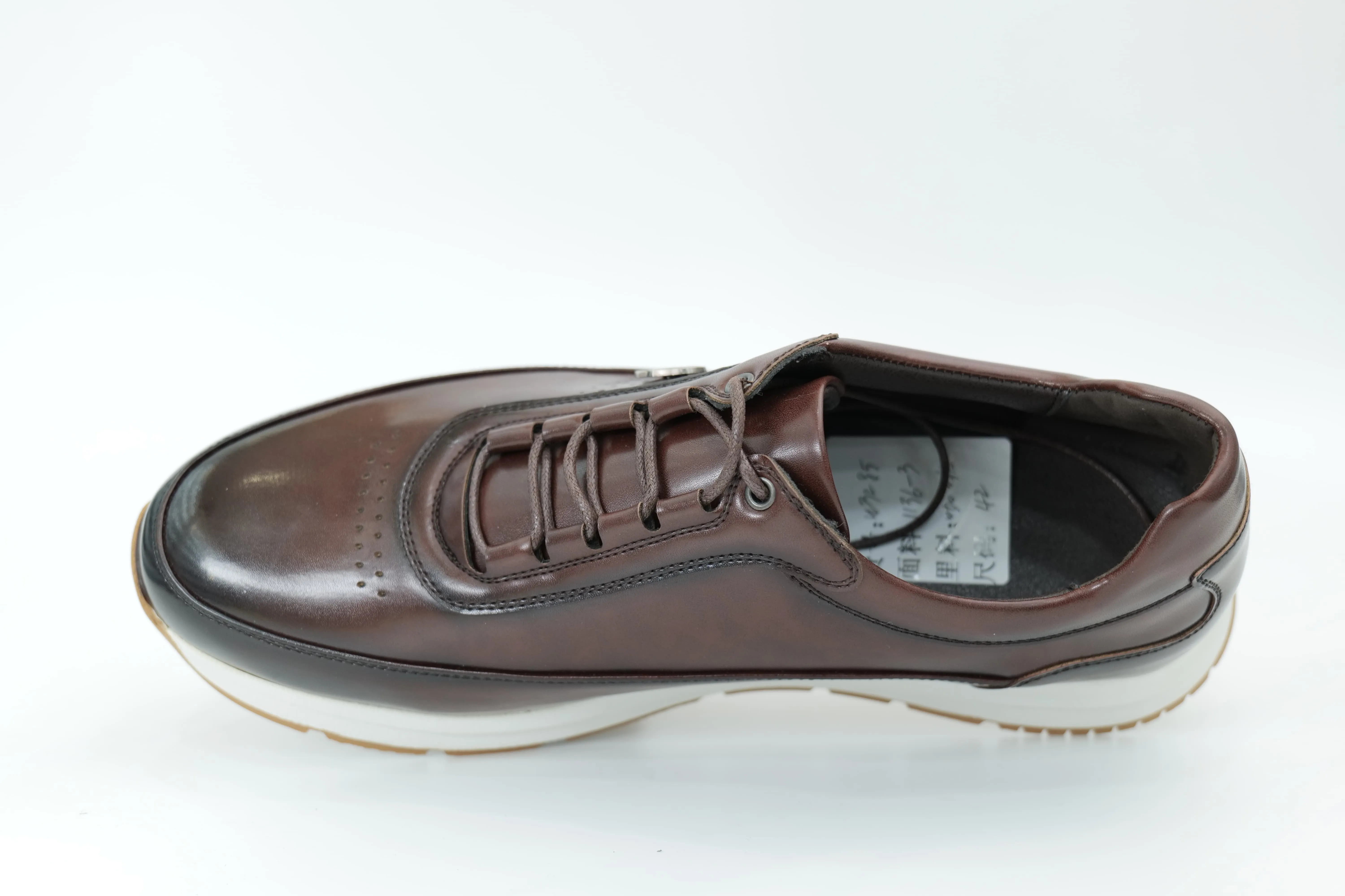 Sports shoes