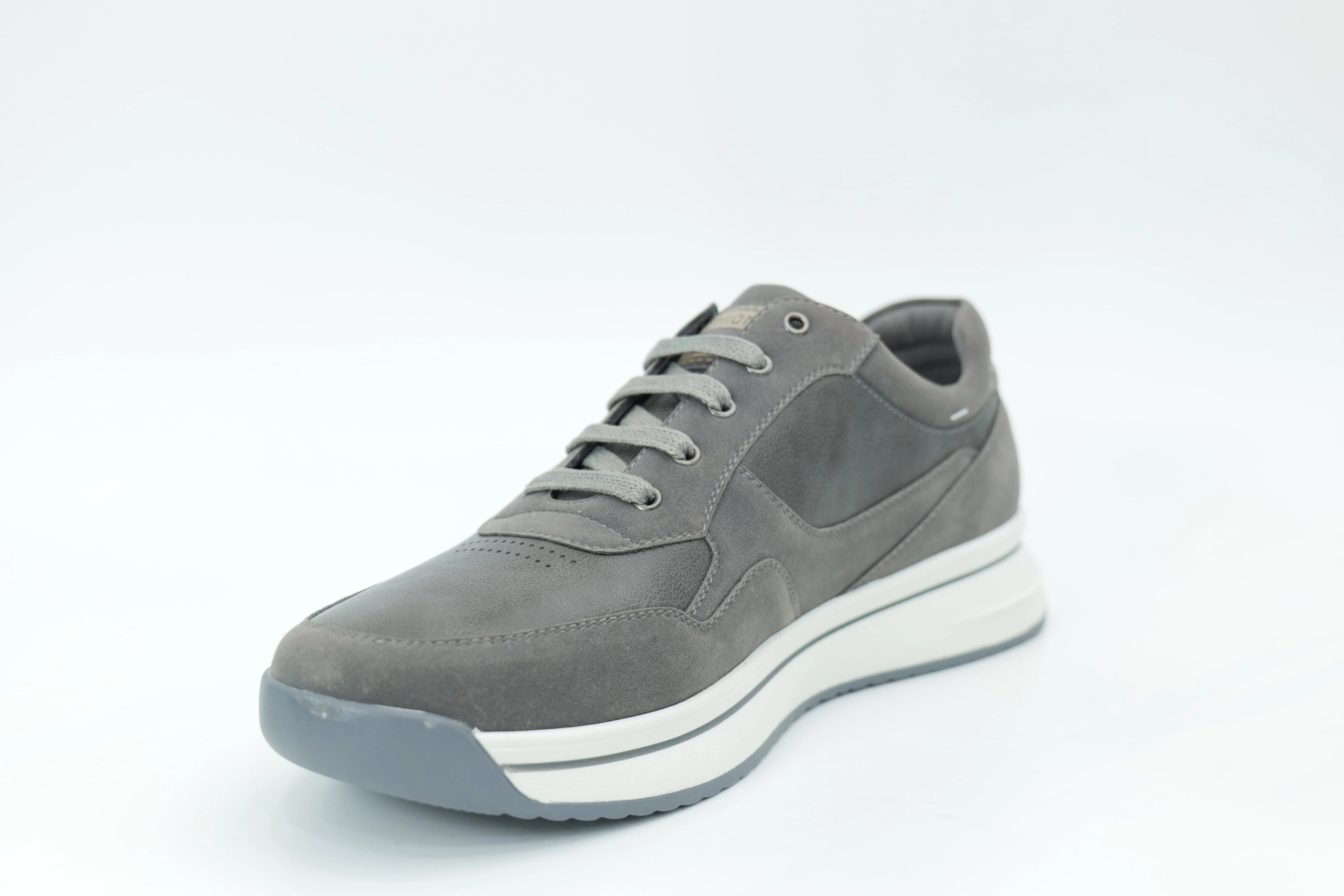 Sports shoes