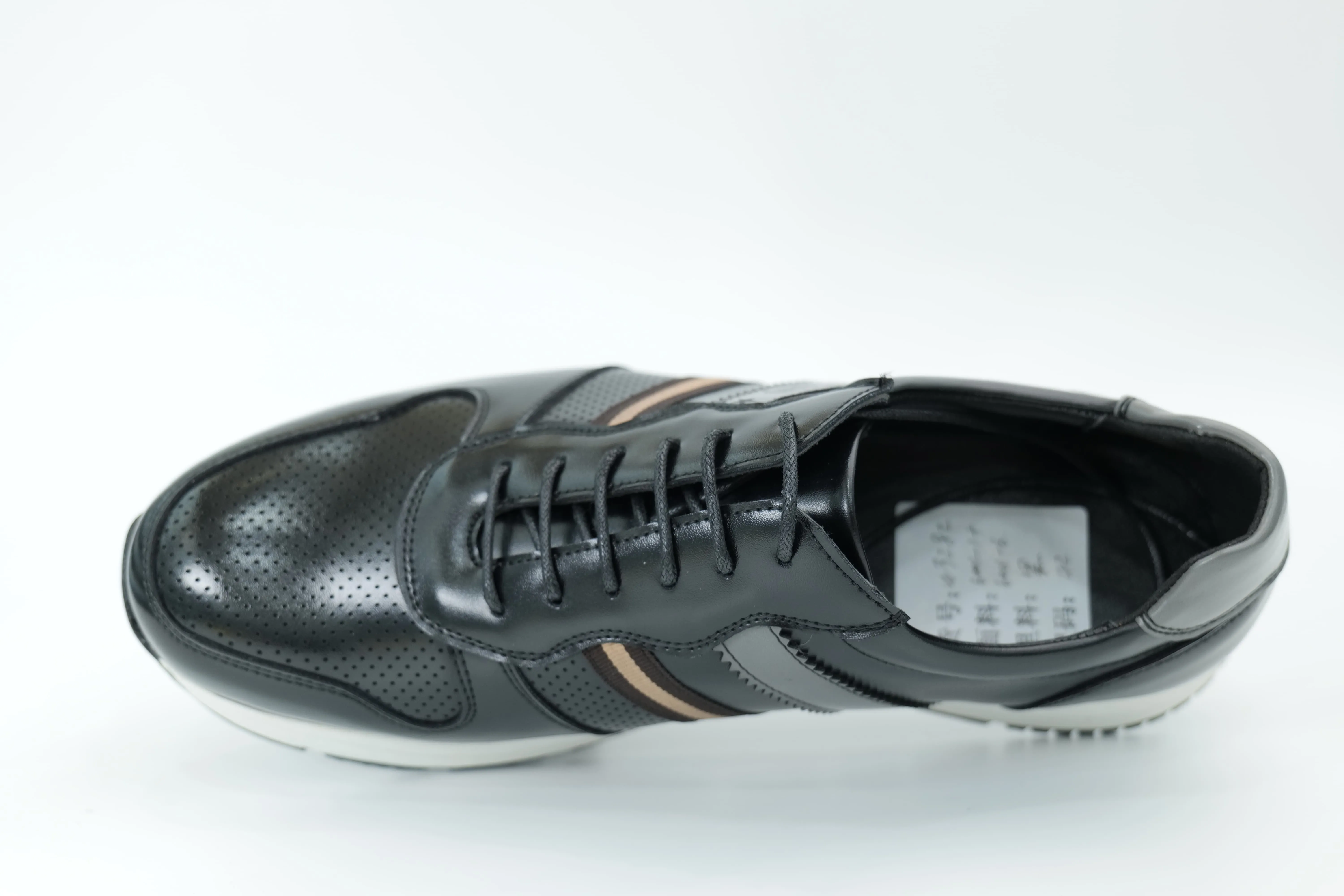 Sports shoes