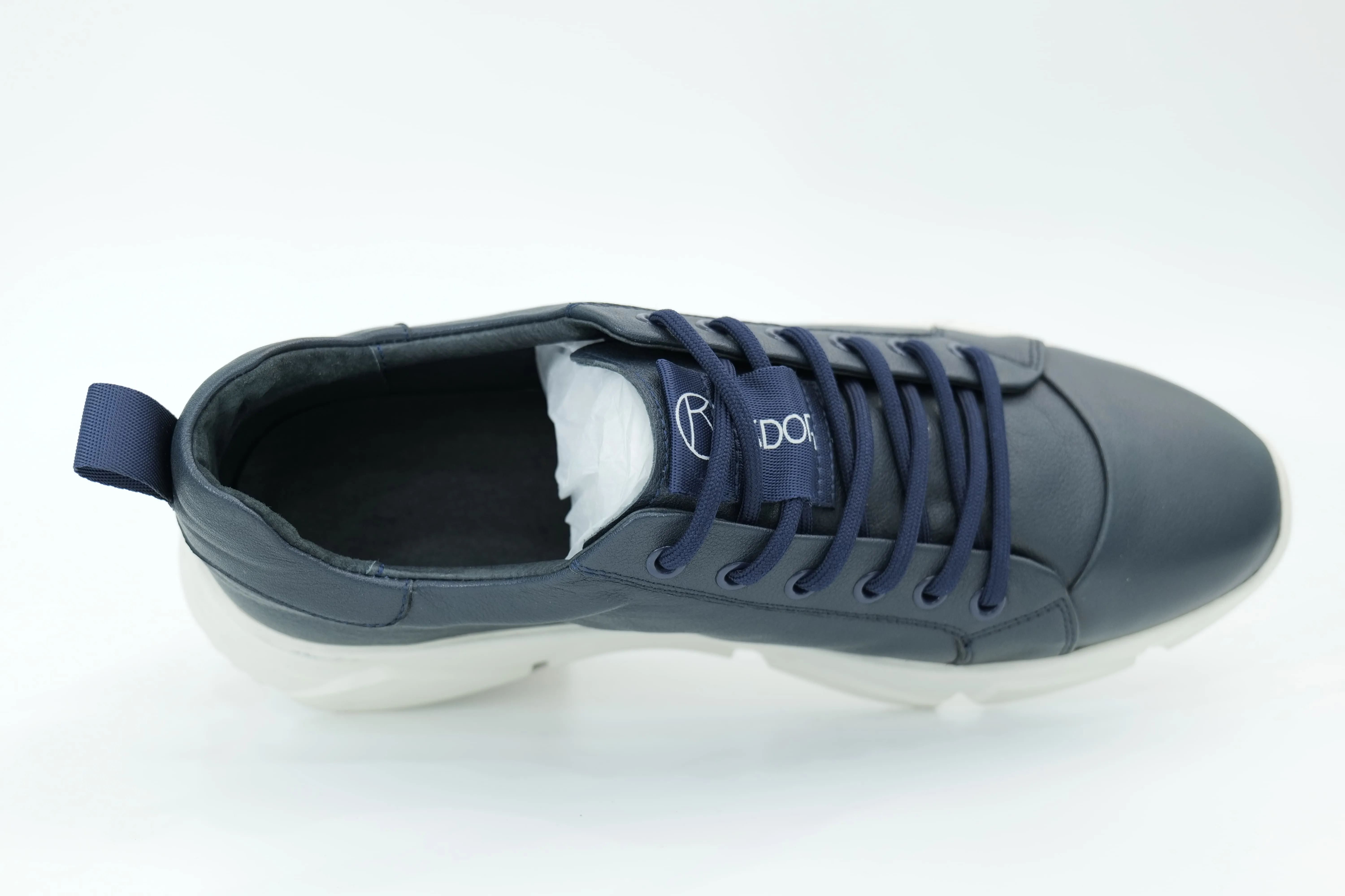 Sports shoes