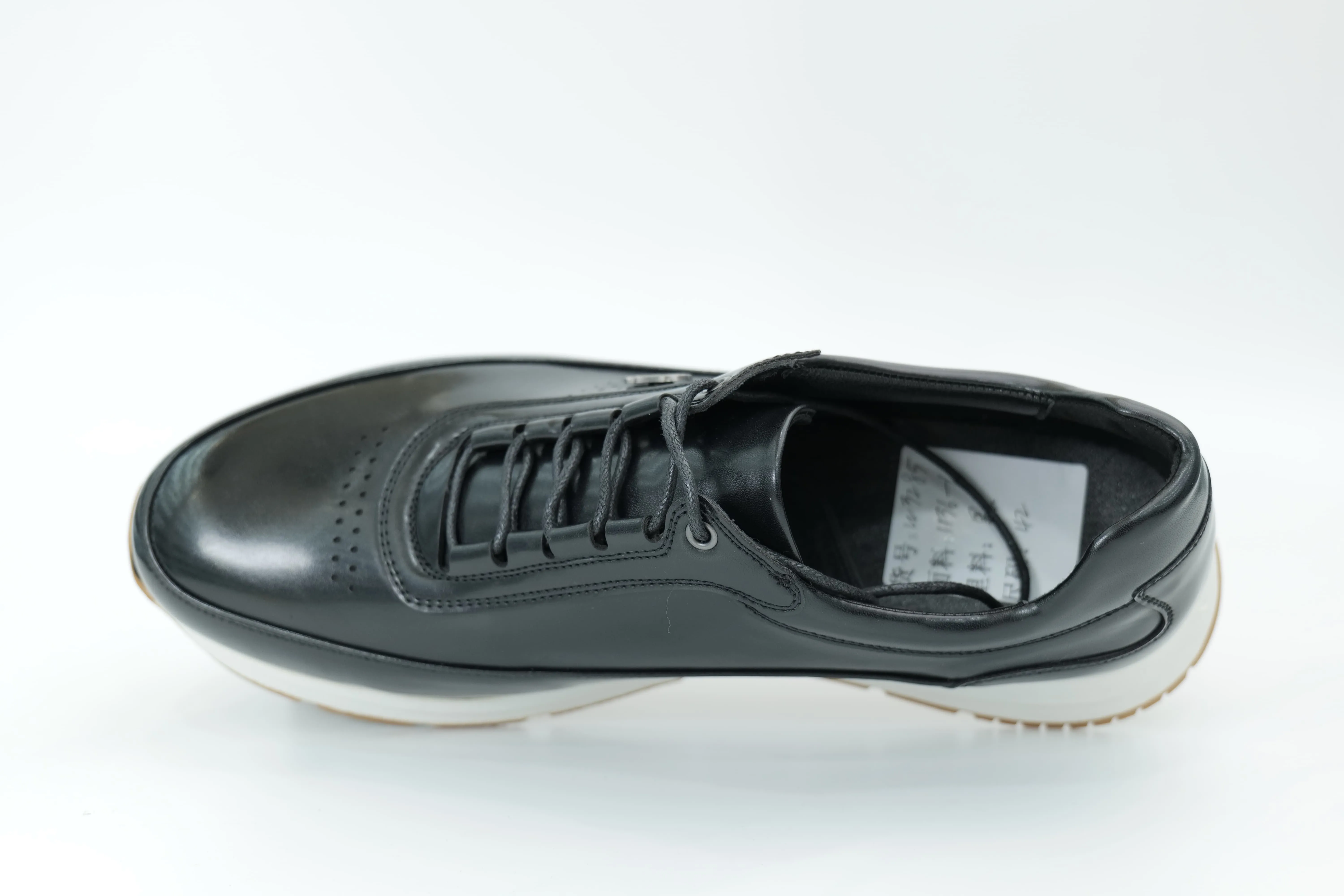 Sports shoes