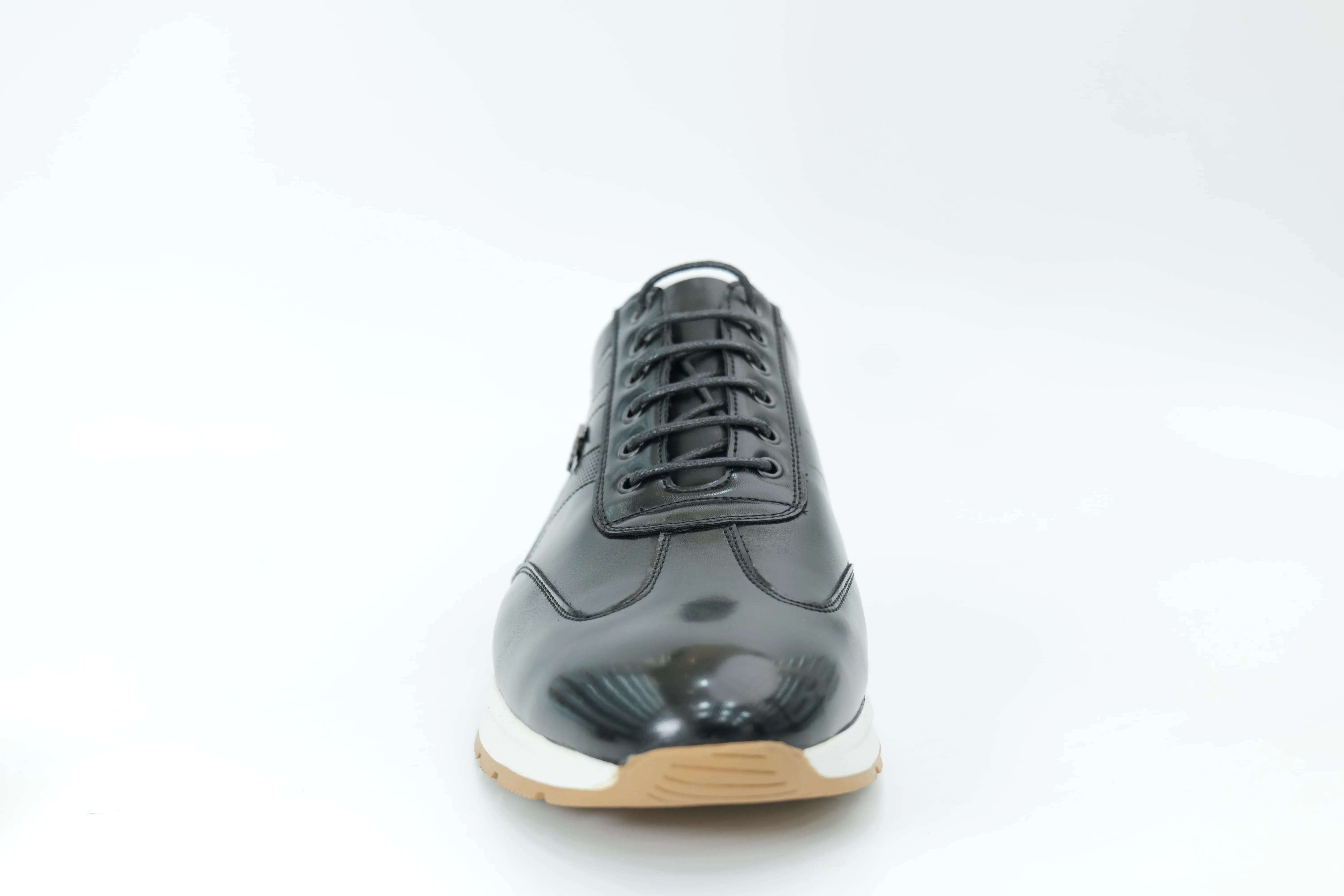 Sports shoes