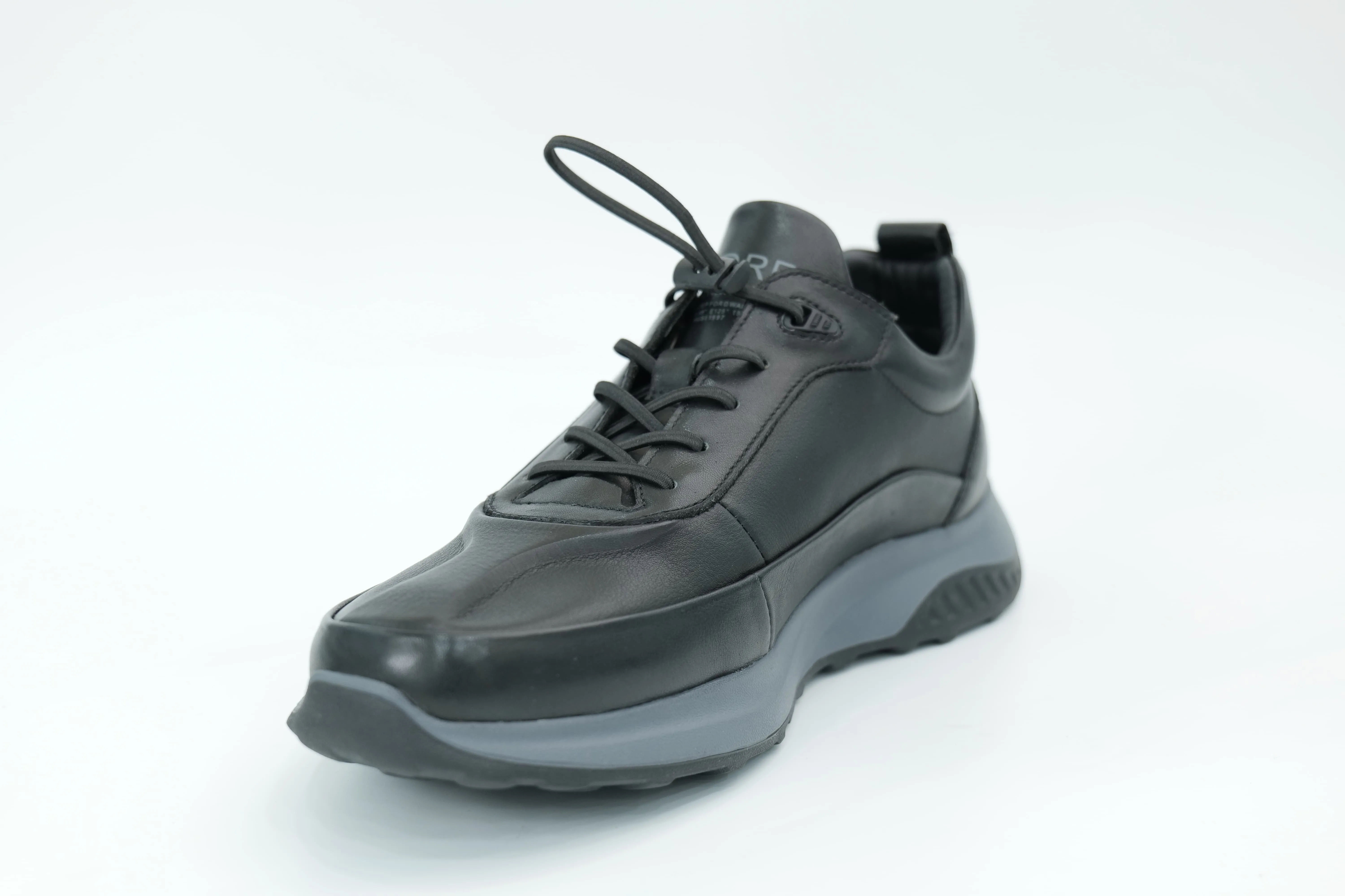 Sports shoes