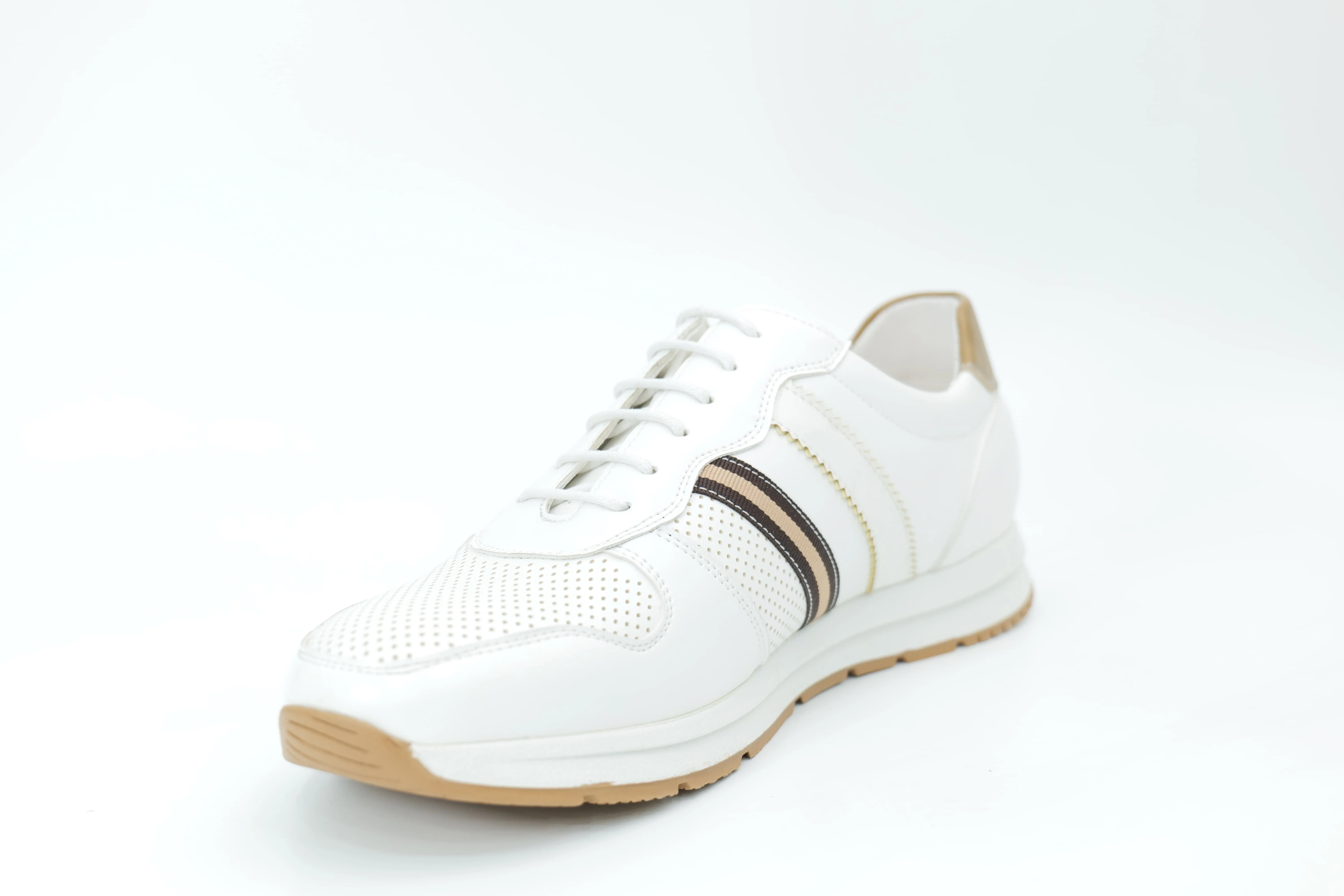 Sports shoes