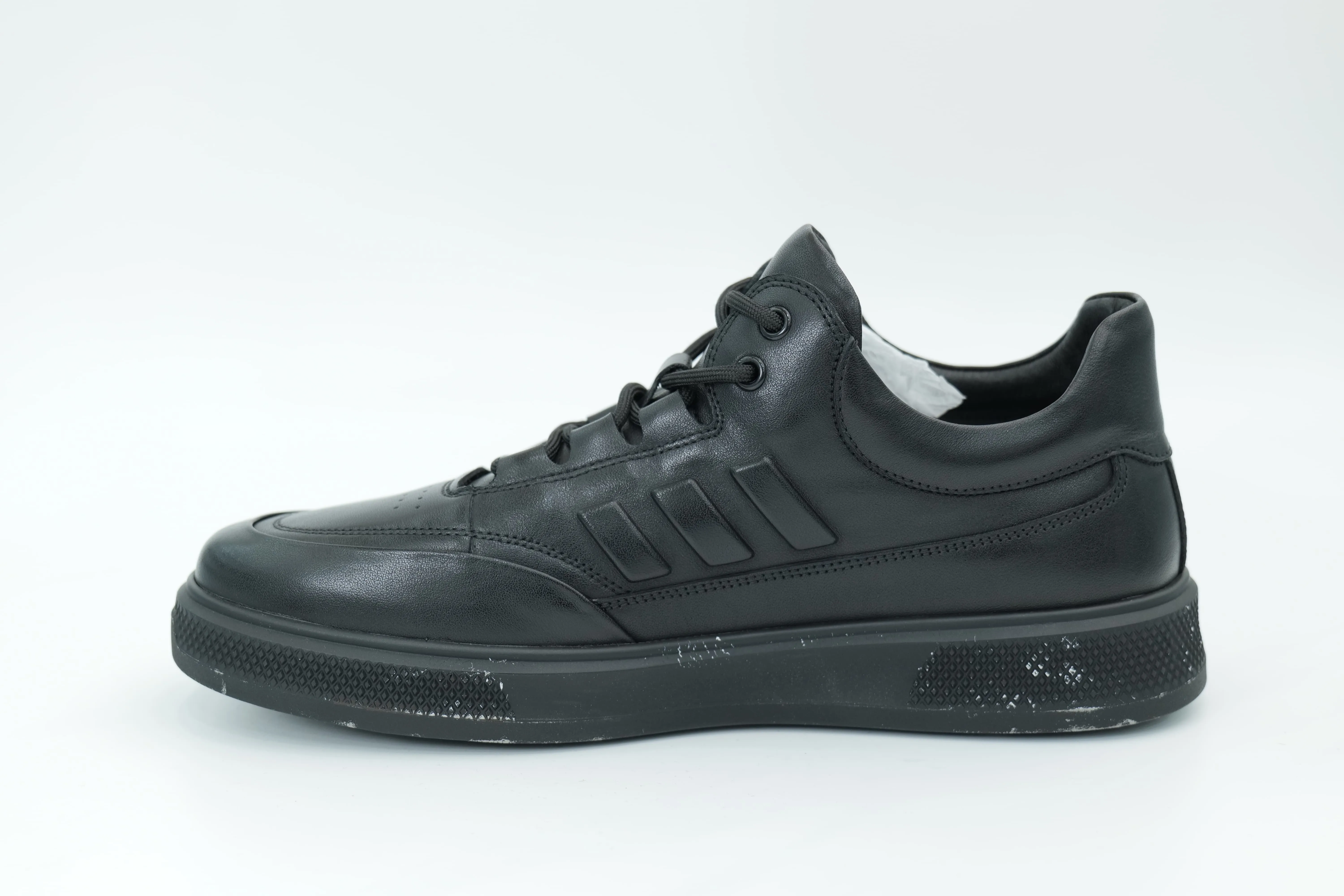 Sports shoes