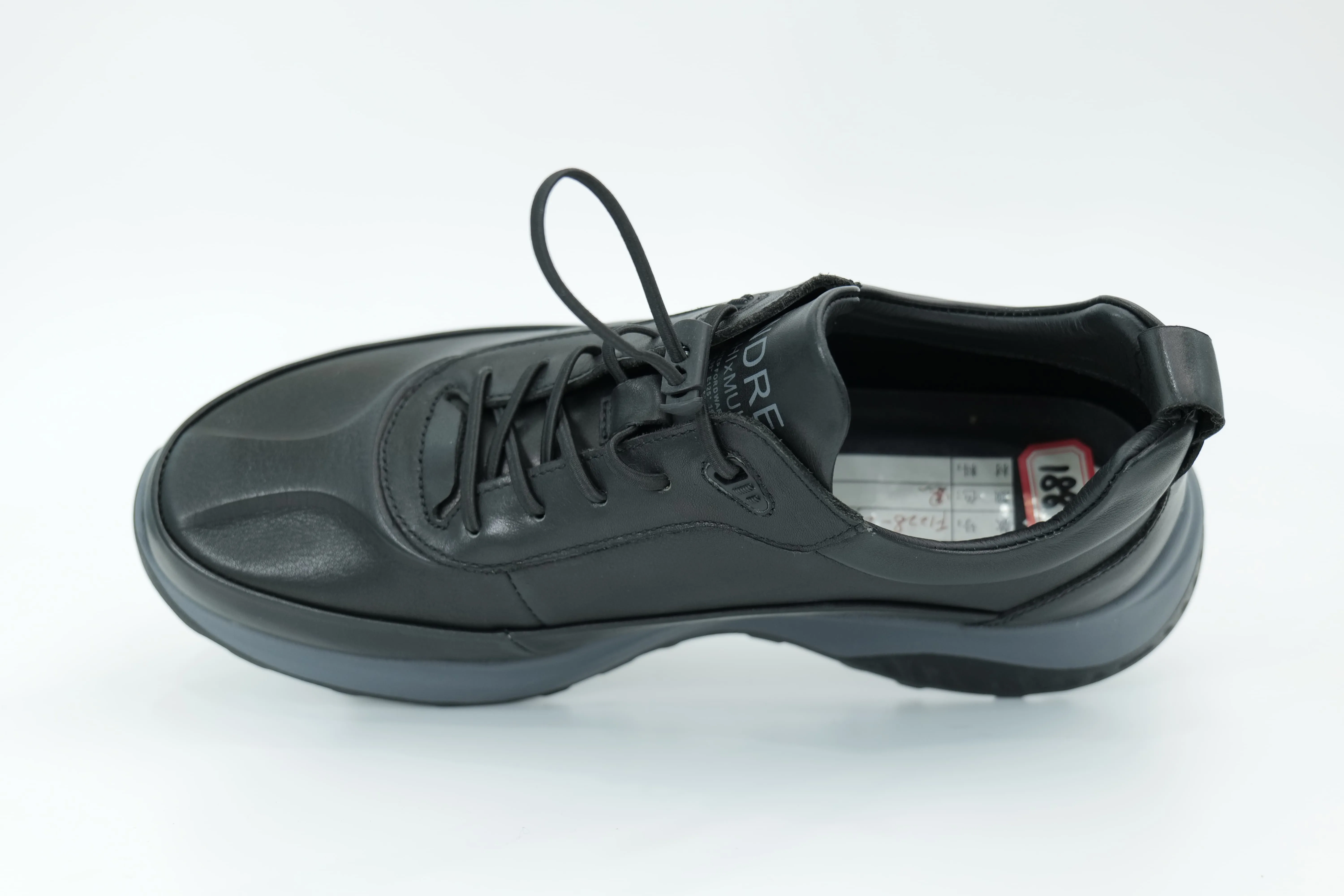 Sports shoes