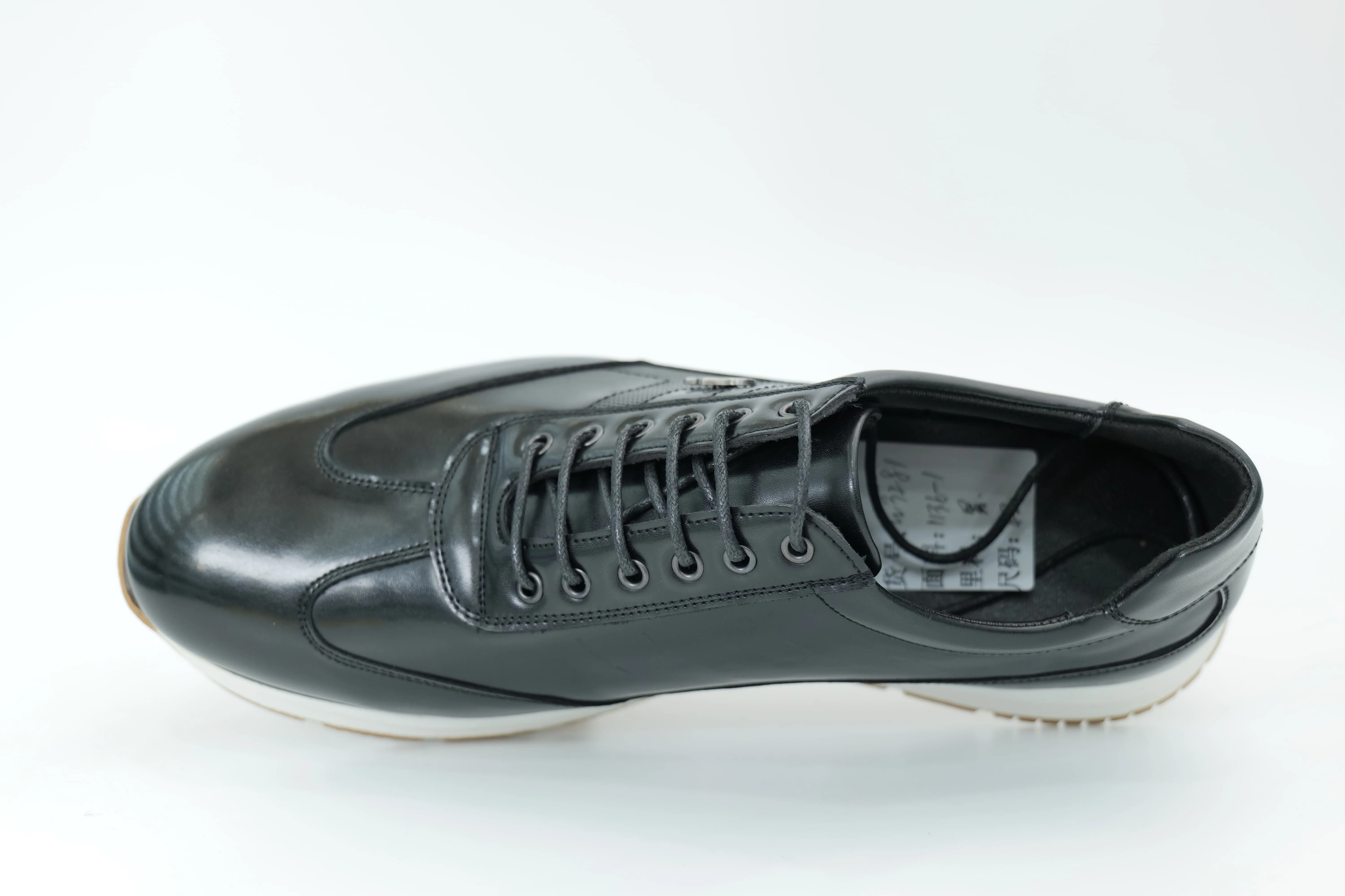 Sports shoes
