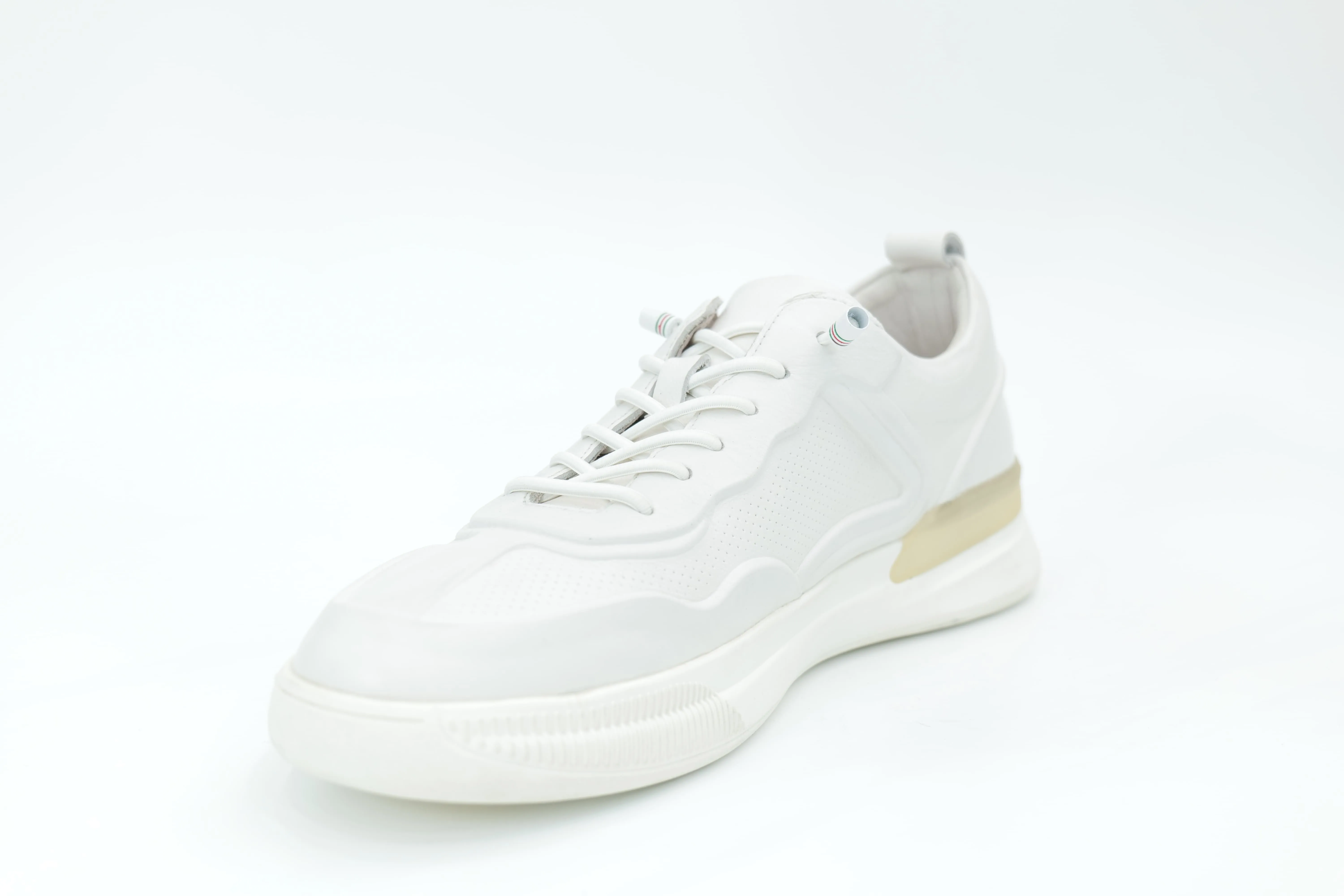 Sports shoes
